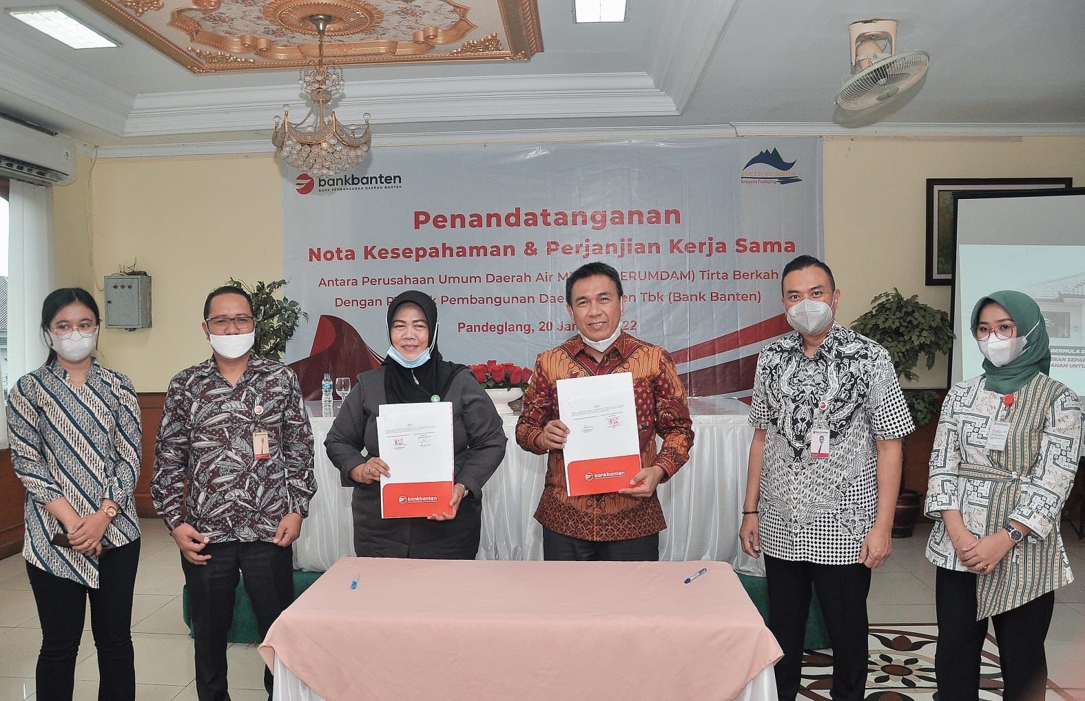 Penandatangan Kerja Sama Bank Banten dan Perumdam Tirta Berkah