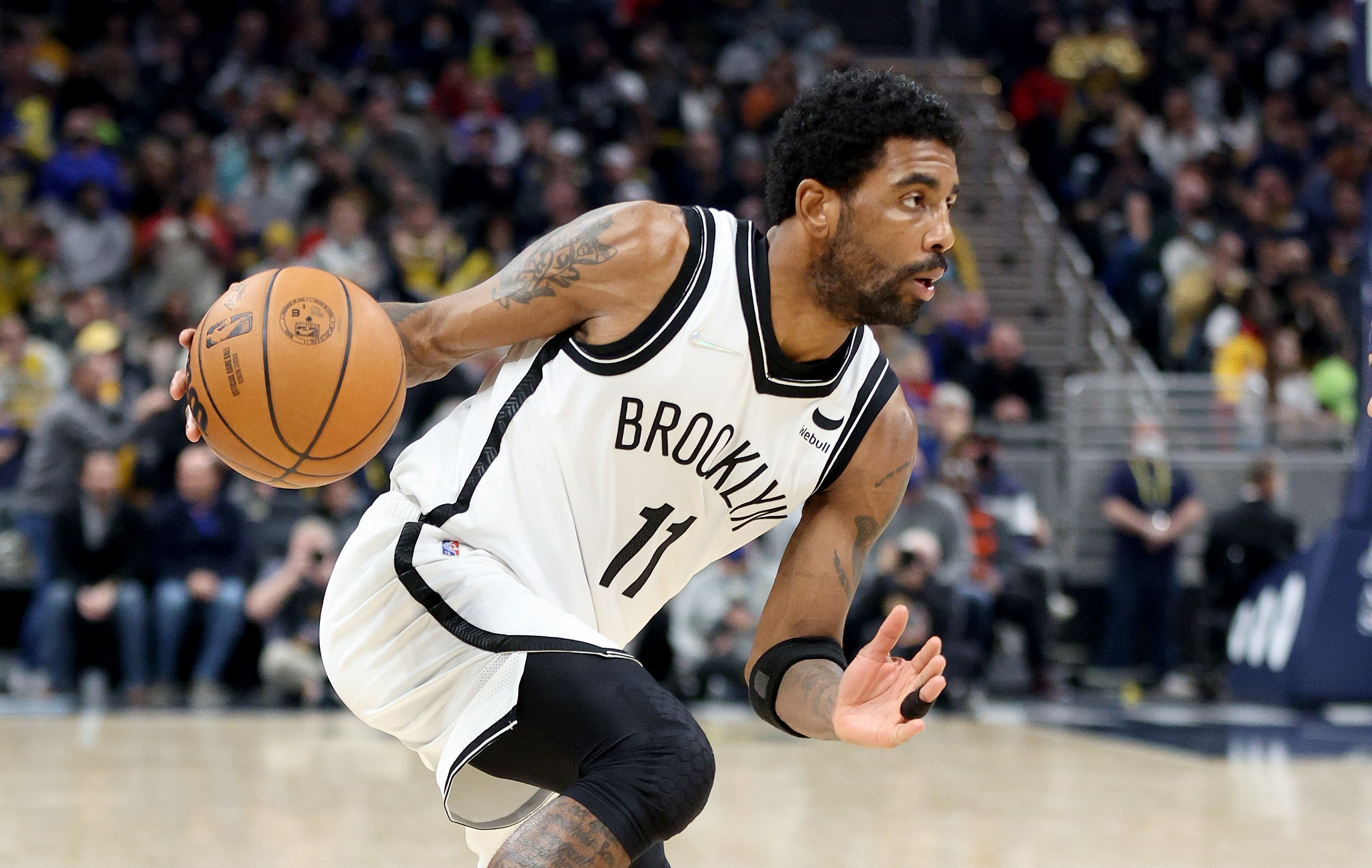 Pemain Brooklyn Nets, Kyrie Irving, menggiring bola saat laga Brooklyn Nets melawan Indiana Pacers. 