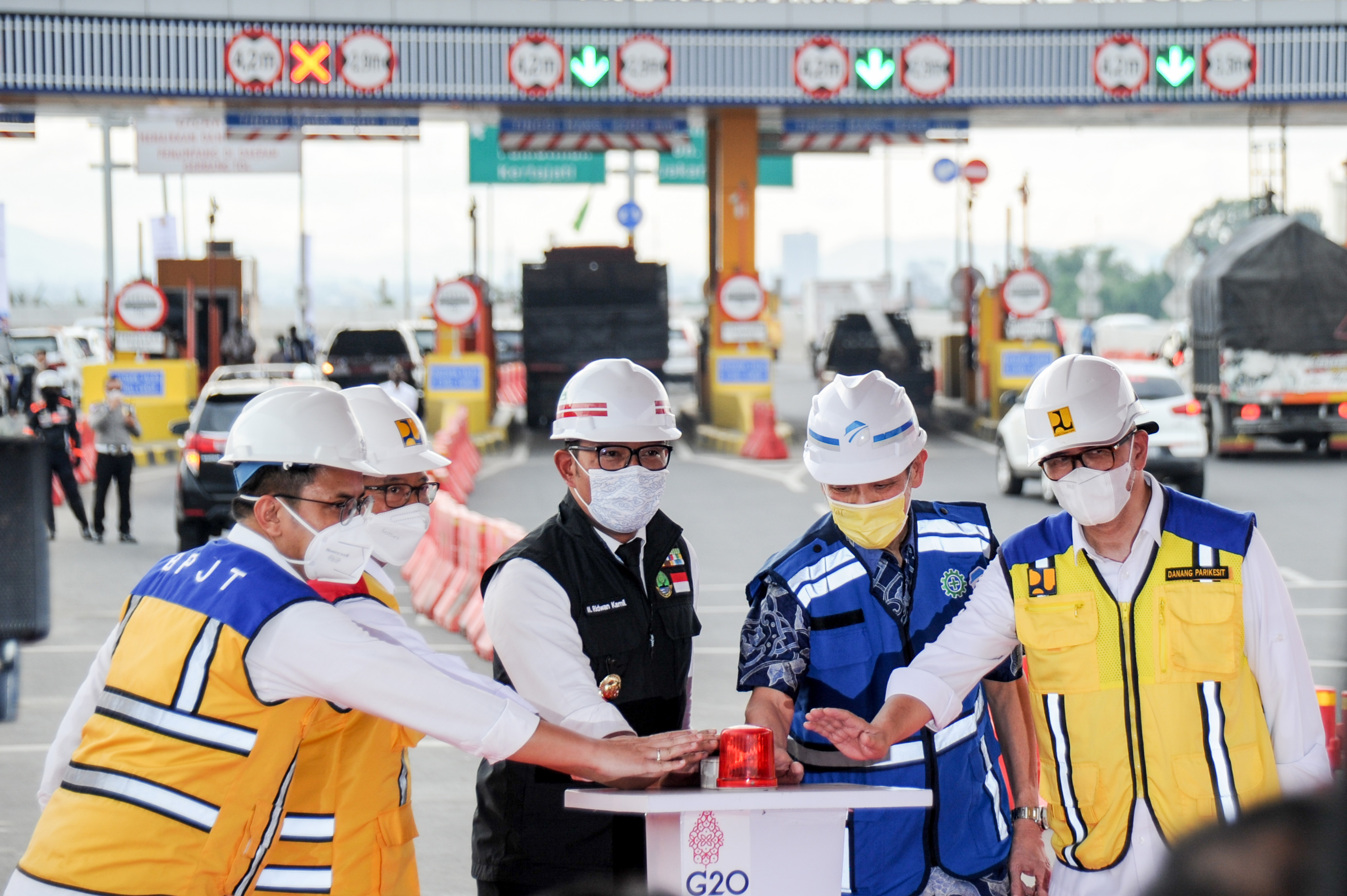 Gubernur Jawa Barat Ridwan Kamil (tengah) bersama pejabat Kementerian PUPR menekan tombol sebagai tanda peresmian Jalan Tol Cileunyi-Sumedan