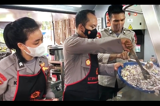 Kapolres Bungo AKB Guntur Saputro ikut bantu memasak makanan siap santap bagi korban banjir Bungo di Dapur Lapangan Satbrimob Polda Jambi