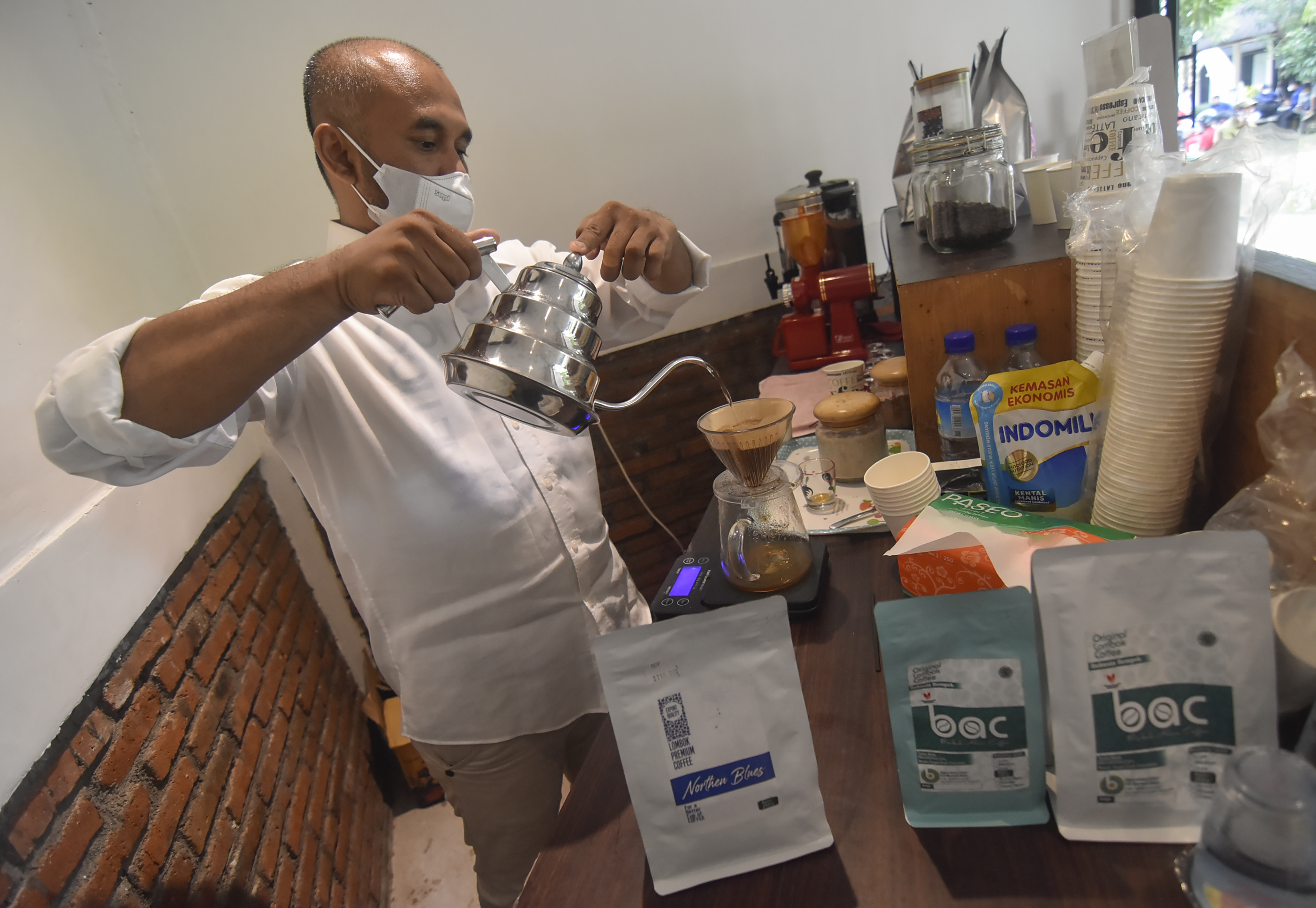 Barista meracik kopi di pameran UMKM Bazar Mandalika, di KEK Mandalika, Desa Kuta, Kecamatan Pujut, Praya, Lombok Tengah, NTB.