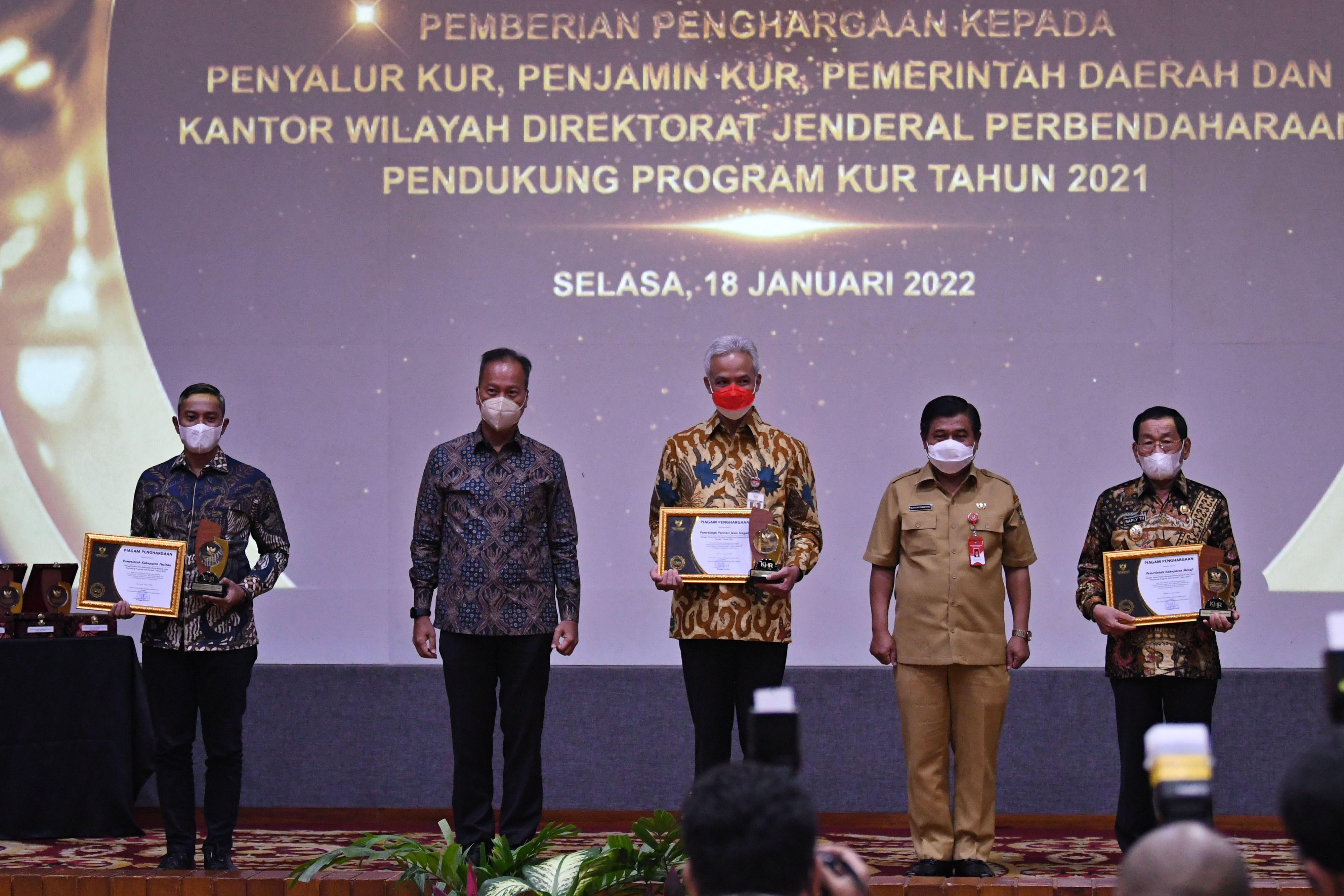 Kemenko Perekonomian Berikan Penghargaan kepada Stakeholder Pendukung KUR