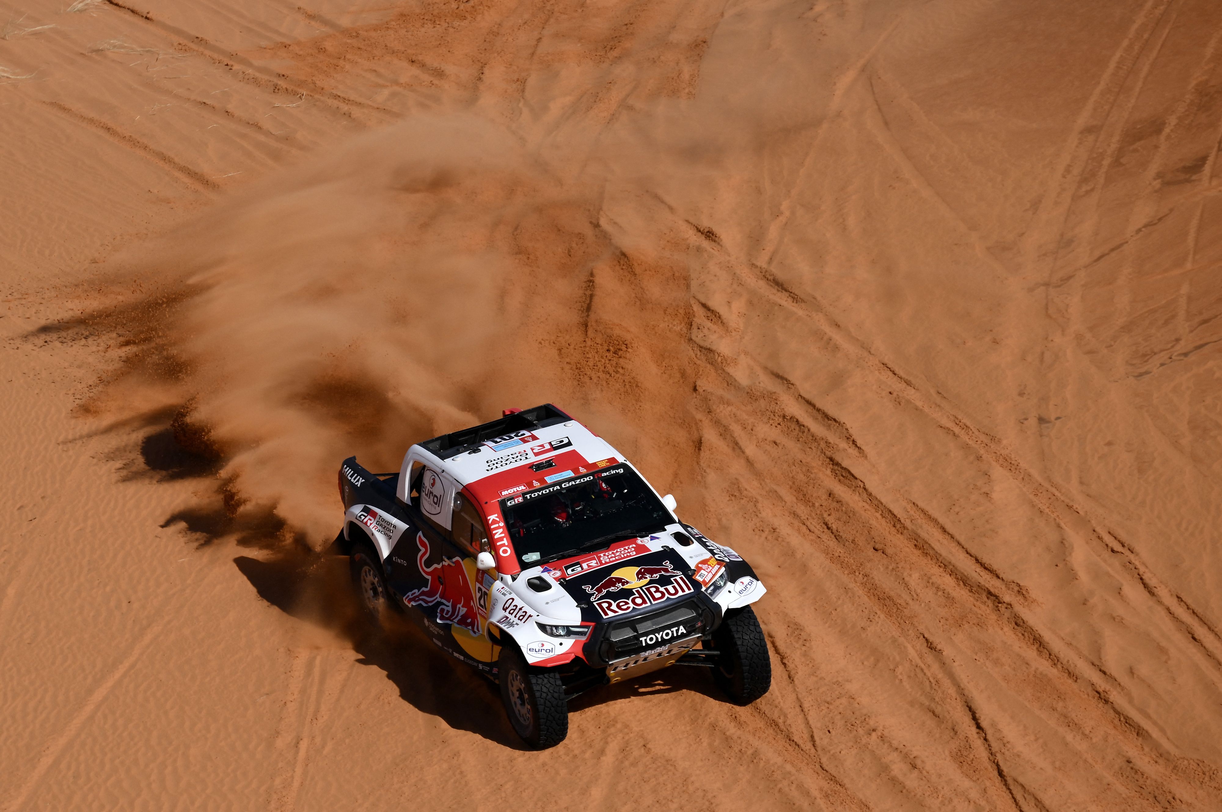 Nasser Al-Attiyah mengendarai mobil Toyota di etape 4 Reli akar