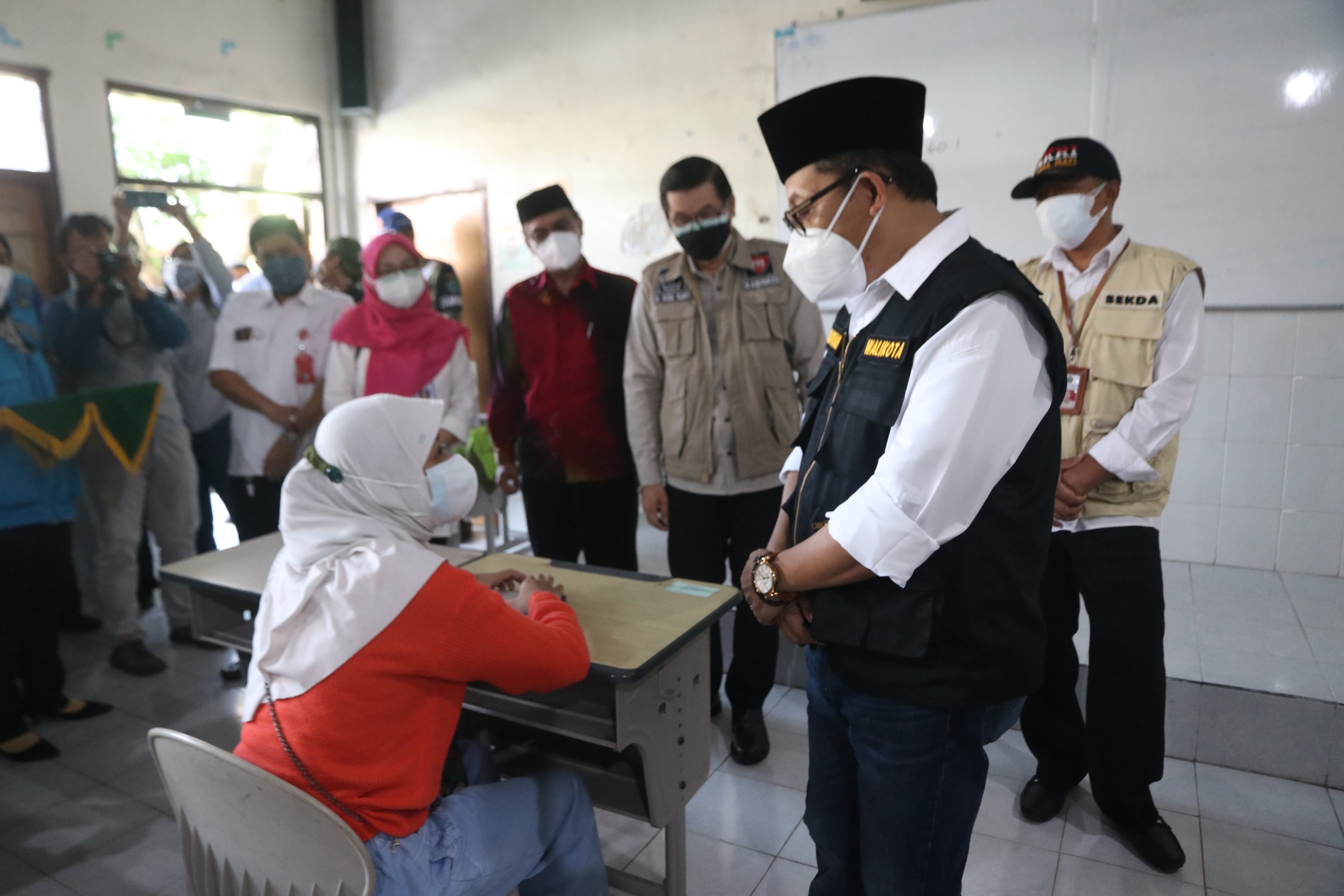 Wali Kota Malang Sutiaji menyapa warga yang hendak menjalani vaksinasi