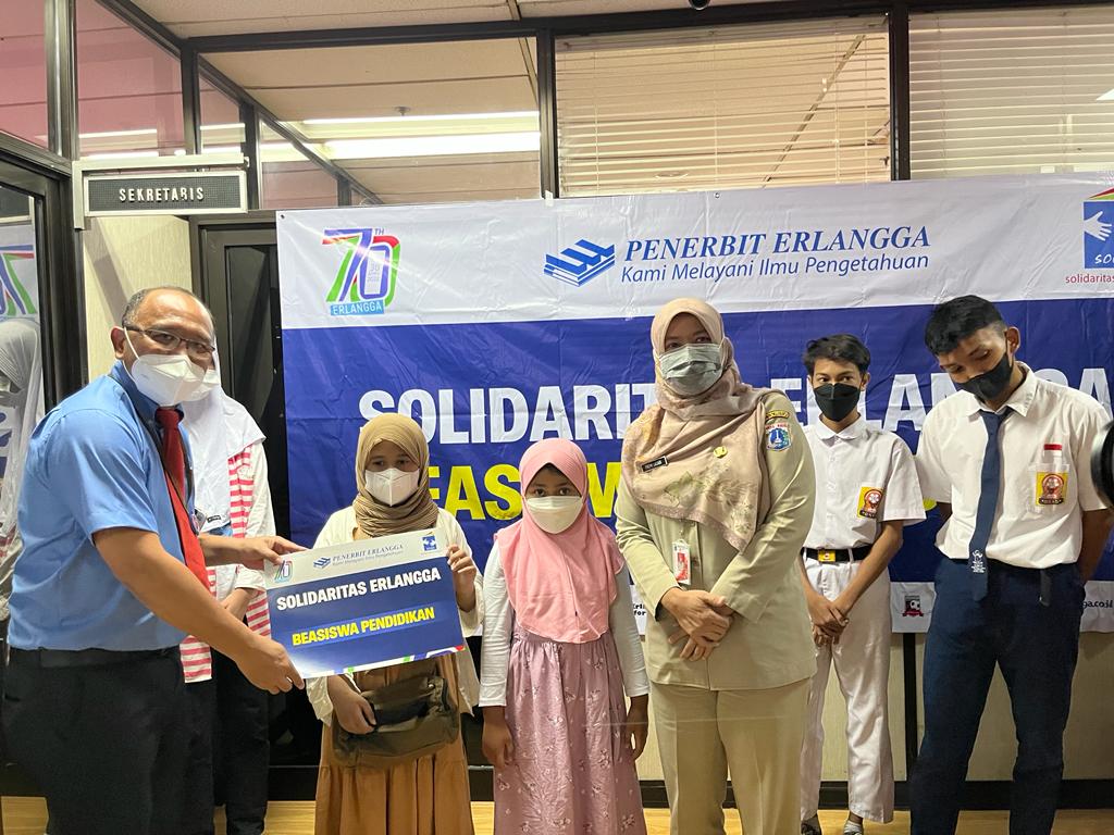 Penerbit Erlangga menyerahkan beasiswa dana pendidikan kepada anak yatim piatu korban Covid-19 di Kantor Dinsos DKI Jakarta, Senin (17/1).