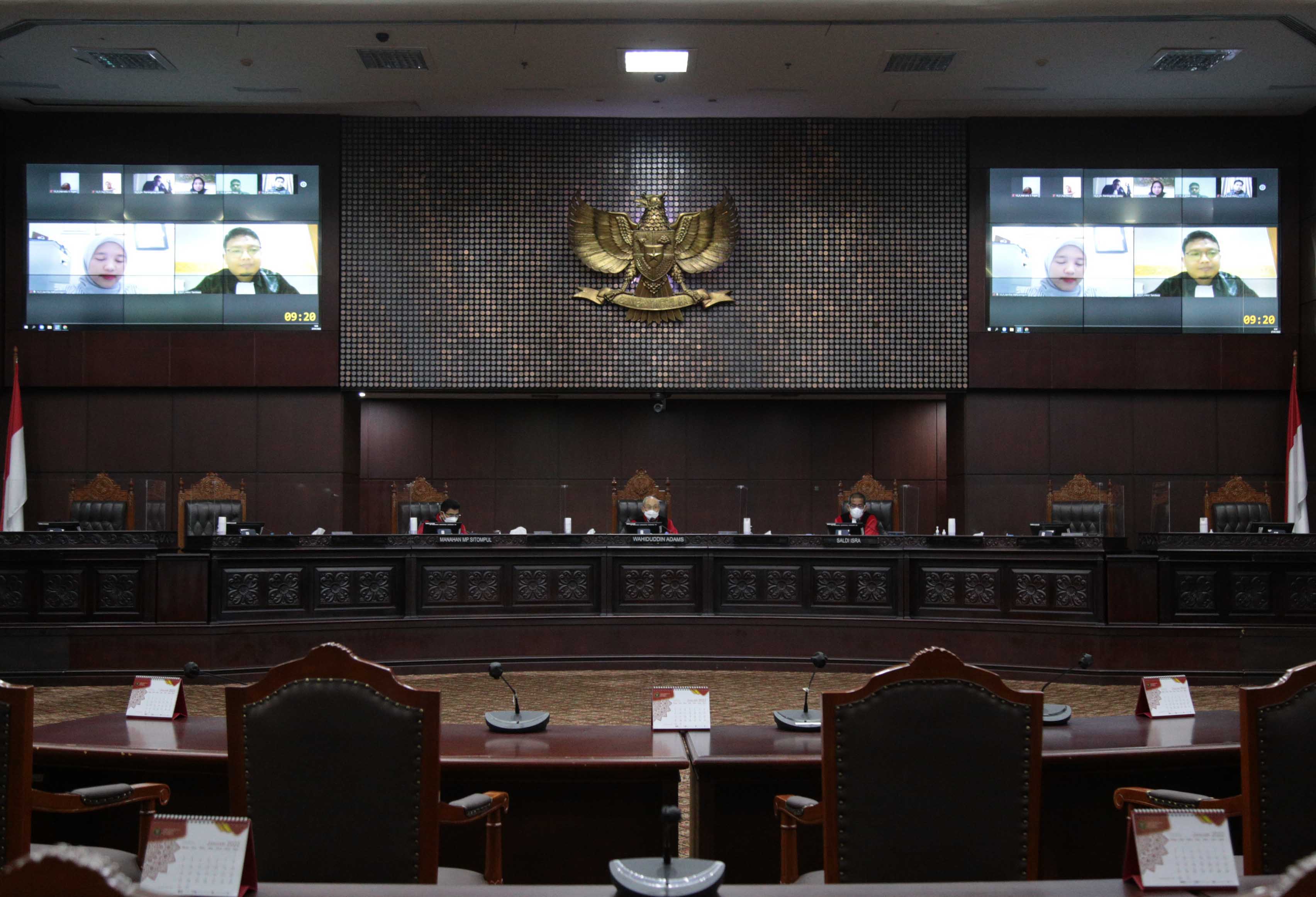 Sidang uji materi Undang-Undang Cipta Kerja dengan agenda pemeriksaan pendahuluan, di Gedung Mahkamah Kontitusi, Kamis (27/1).