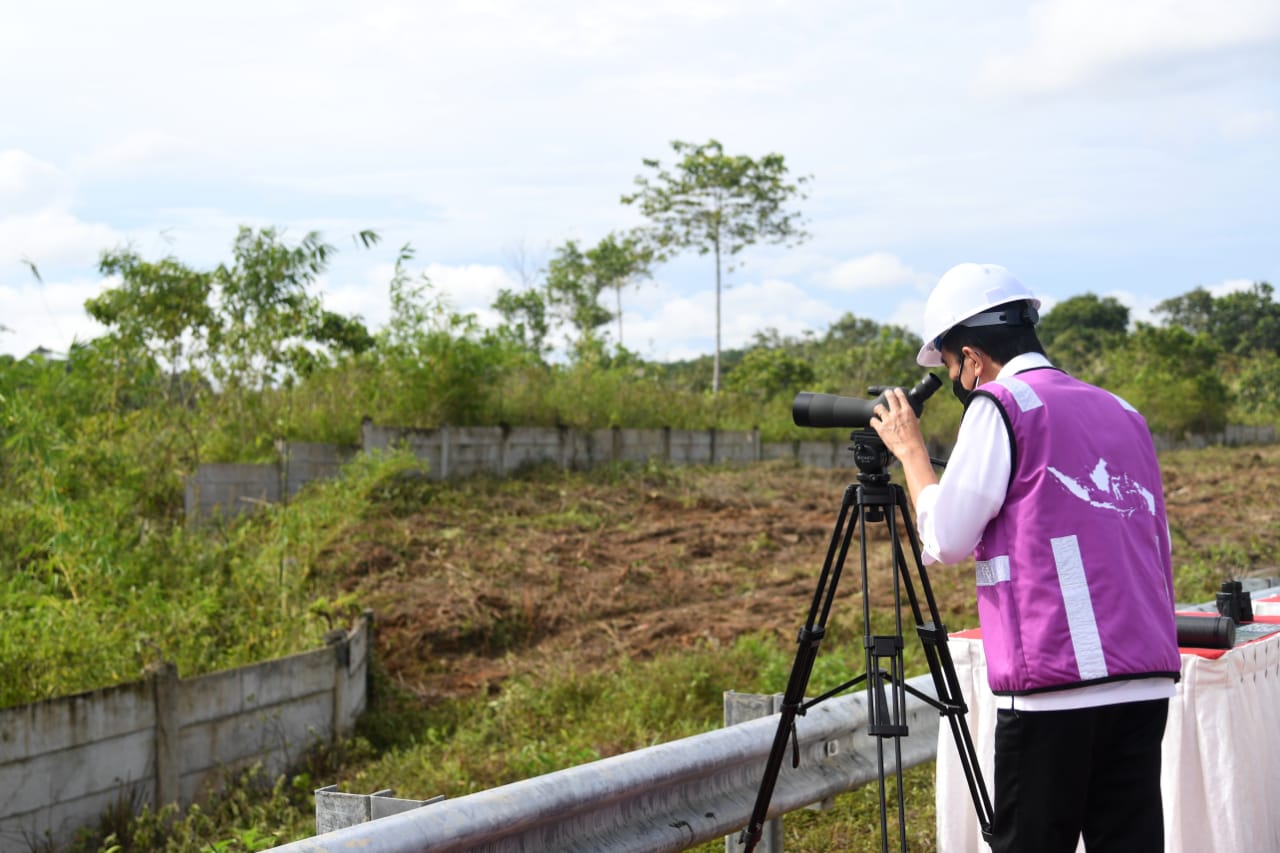 Presiden Joko Widodo saat meninjau pembangunan infrastruktur ibu kota baru di Kalimantan Tiumur