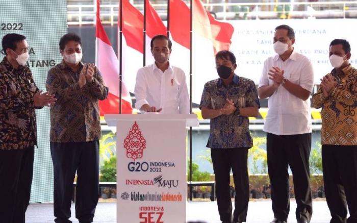 Presiden Joko Widodo melepas ekspor Smelter grade Alumina di KEK Galang Batang, Kepri