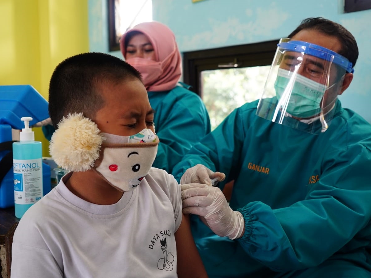 Vaksinasi anak usia 6-11 tahun yang dilaksanakan di SD Yos Sudarso, Jalan Ahmad Yani, Kecamatan Garut Kota, Jabar.