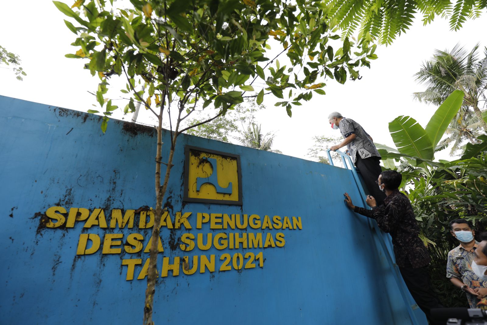 Gubernur Jawa Tengah Ganjar Pranowo meninjau langsung mata air buatan untuk mengatasi kekeringan di Desa Sugihmas, Kecamatan Grabag,Magelang