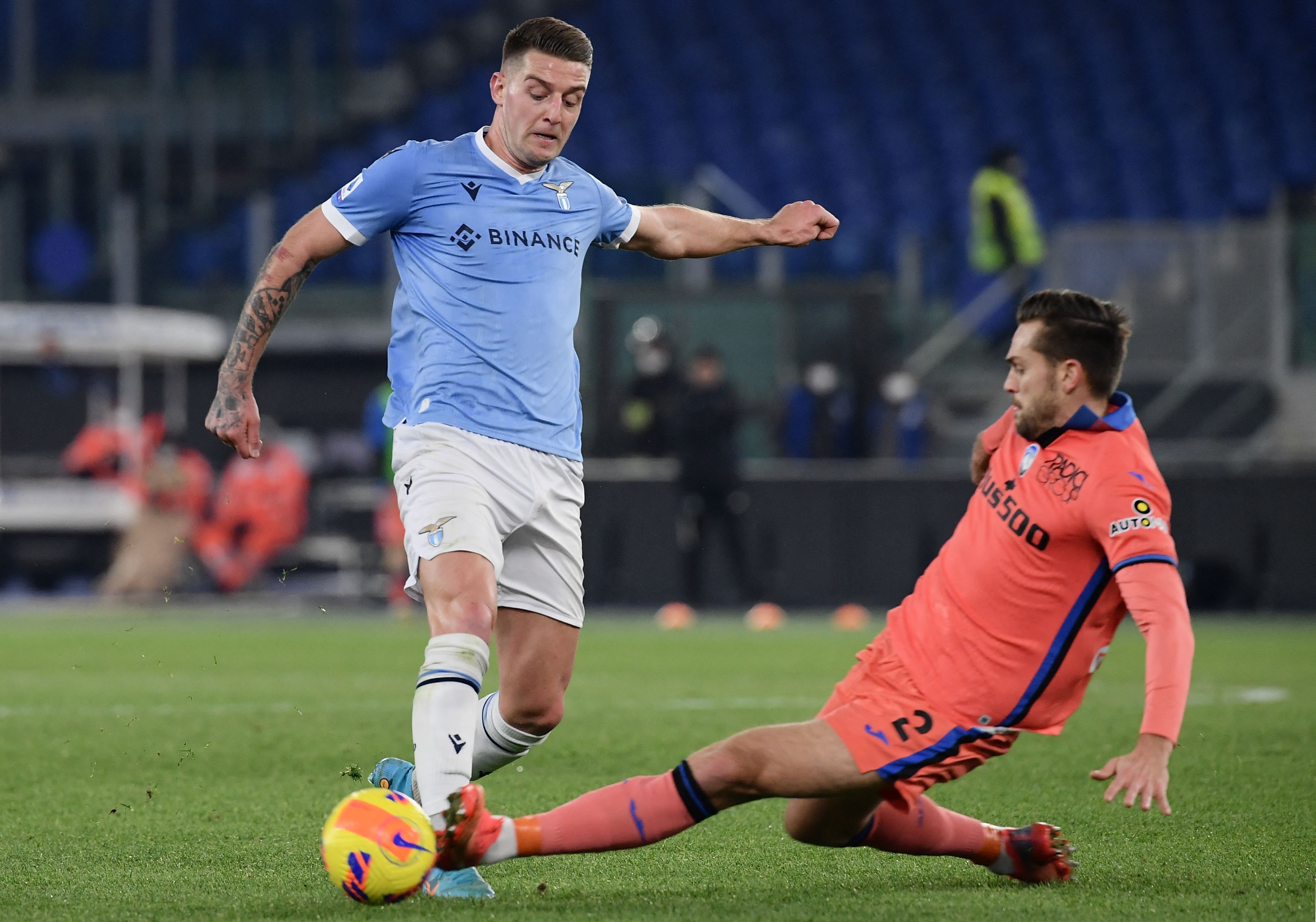 Bek Atalanta Italia Rafael Toloi (kanan) menjegal gelandang Lazio Sergej Milinkovic-Savic dalam pertandingan Serie A Italia, Minggu dini har
