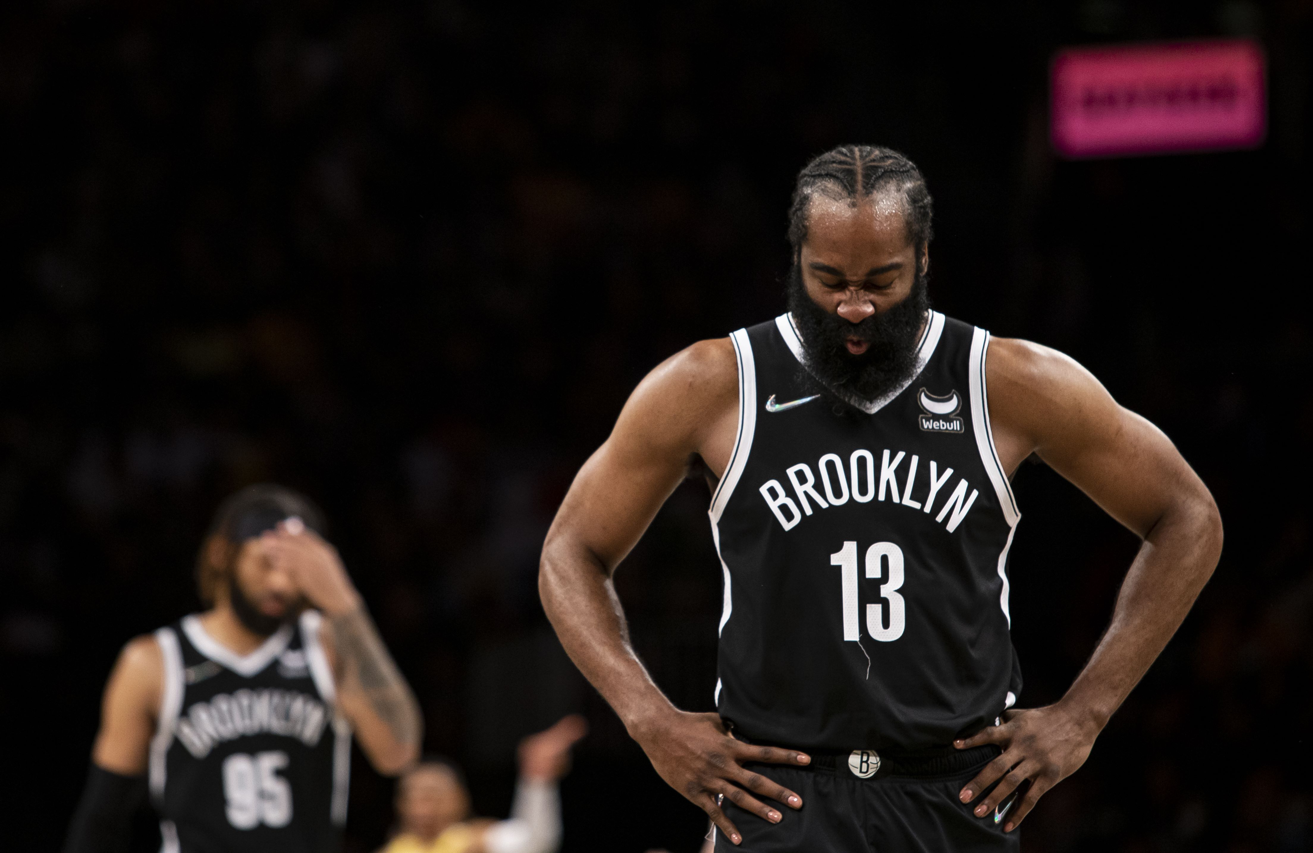 Pemain Brooklyn Nets James Harden (kanan) tampak kecewa saat timnya berhdapan dengan Los Angeles Lakers di Barclays Center. 