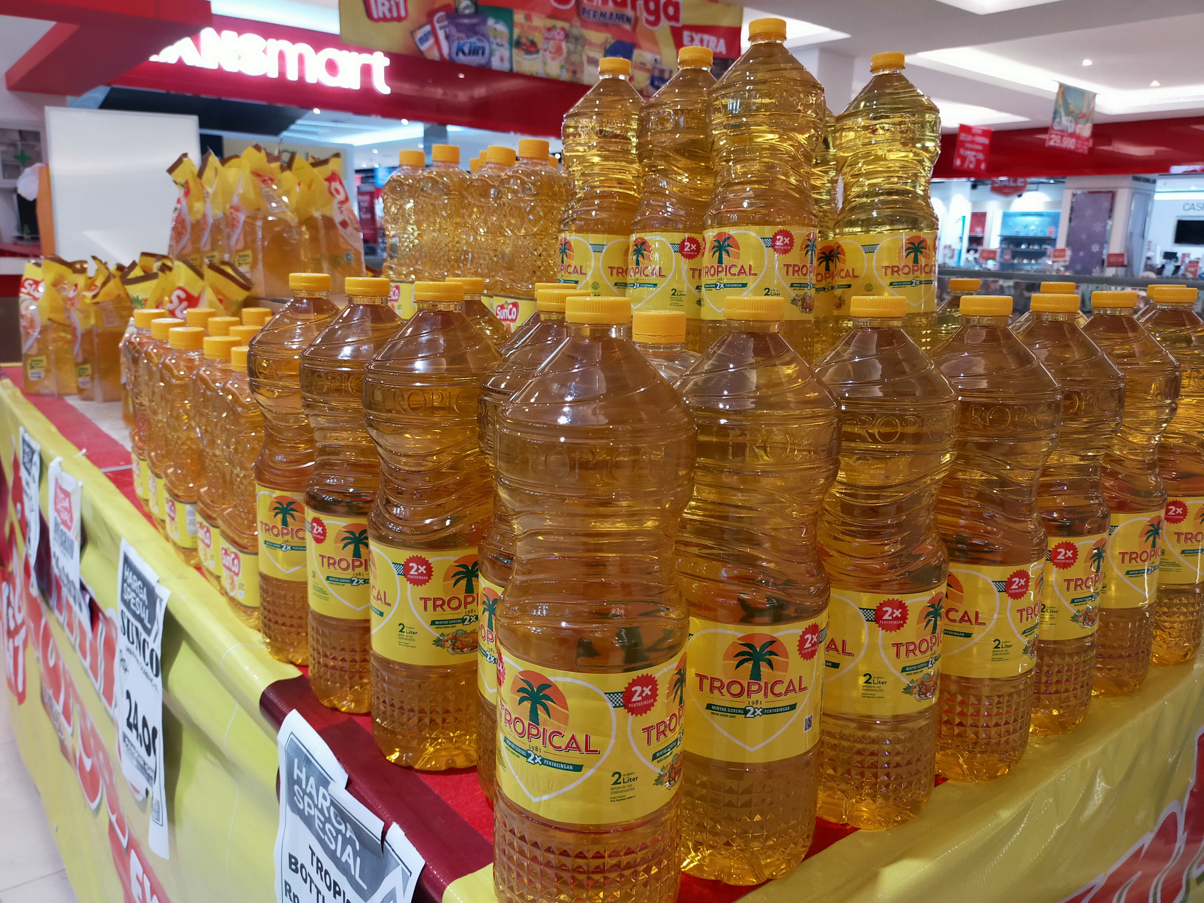 Harga minyak goreng kemasan di pasar modern sejak beberapa bulan masih belum menurun, banyak konsumen mengeluh