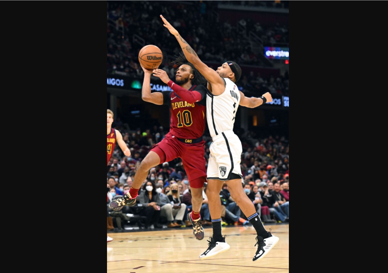 Pemain Cleveland Cavaliers Darius Garland (kiri) melancarkan serangan dalam laga NBA melawan Brooklyn Nets.