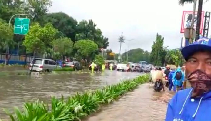 Kawasan Tanjung Duren, Jakarta Barat banjir pada Selasa (18/1/2022).