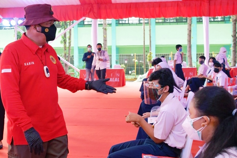 Kepala BIN Jend (Purn) Budi Gunawan meninjau vaksinasi covid-19 bagi pelajar SMP dan SMA di Bogor, Jawa Barat, beberapa waktu lalu. 