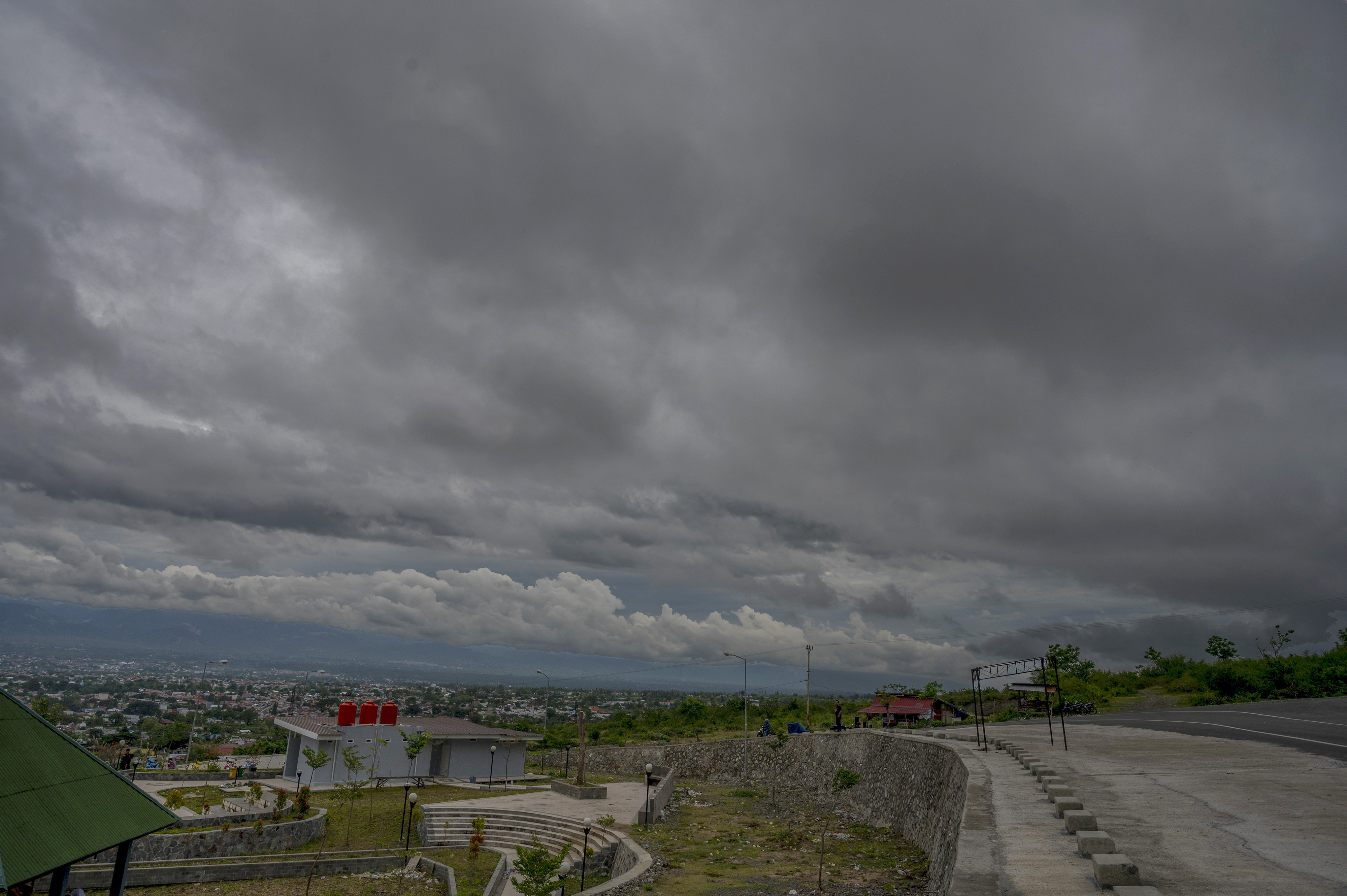 Awan hitam menyelimuti langit Kota Palu, Sulawesi Tengah, Rabu (19/1/2022). 