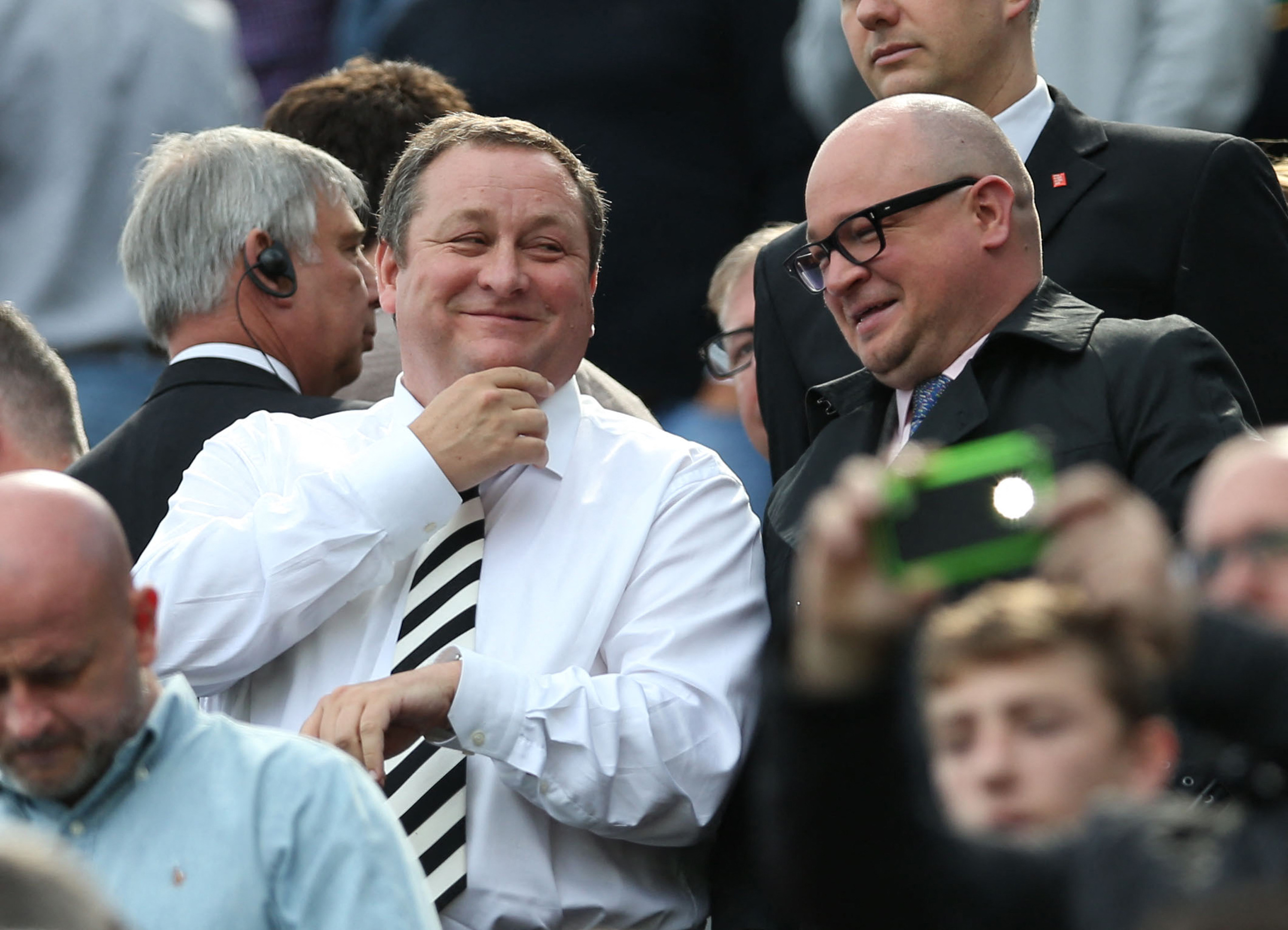 Mantan pemilik Newcastle United Mike Ashley (kiri)