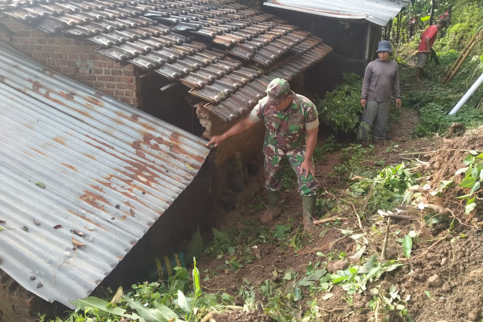 Kondisi rumah warga rusak setelah tertimpa tanah longsor di Desa Menawan, Kecamatan Gebog, Kabupaten Kudus, Jateng, Kamis (20/1/2022). 