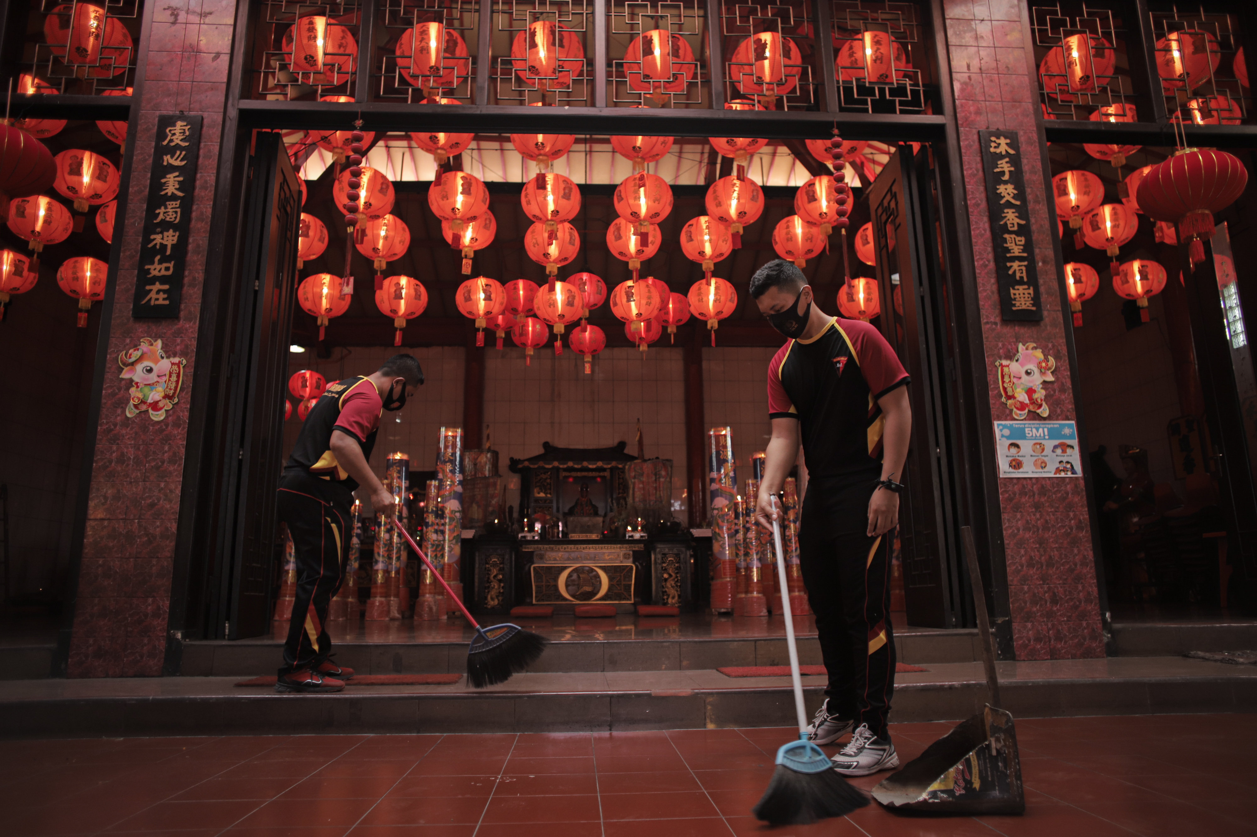 Persiapan perayaan imlek di klenteng