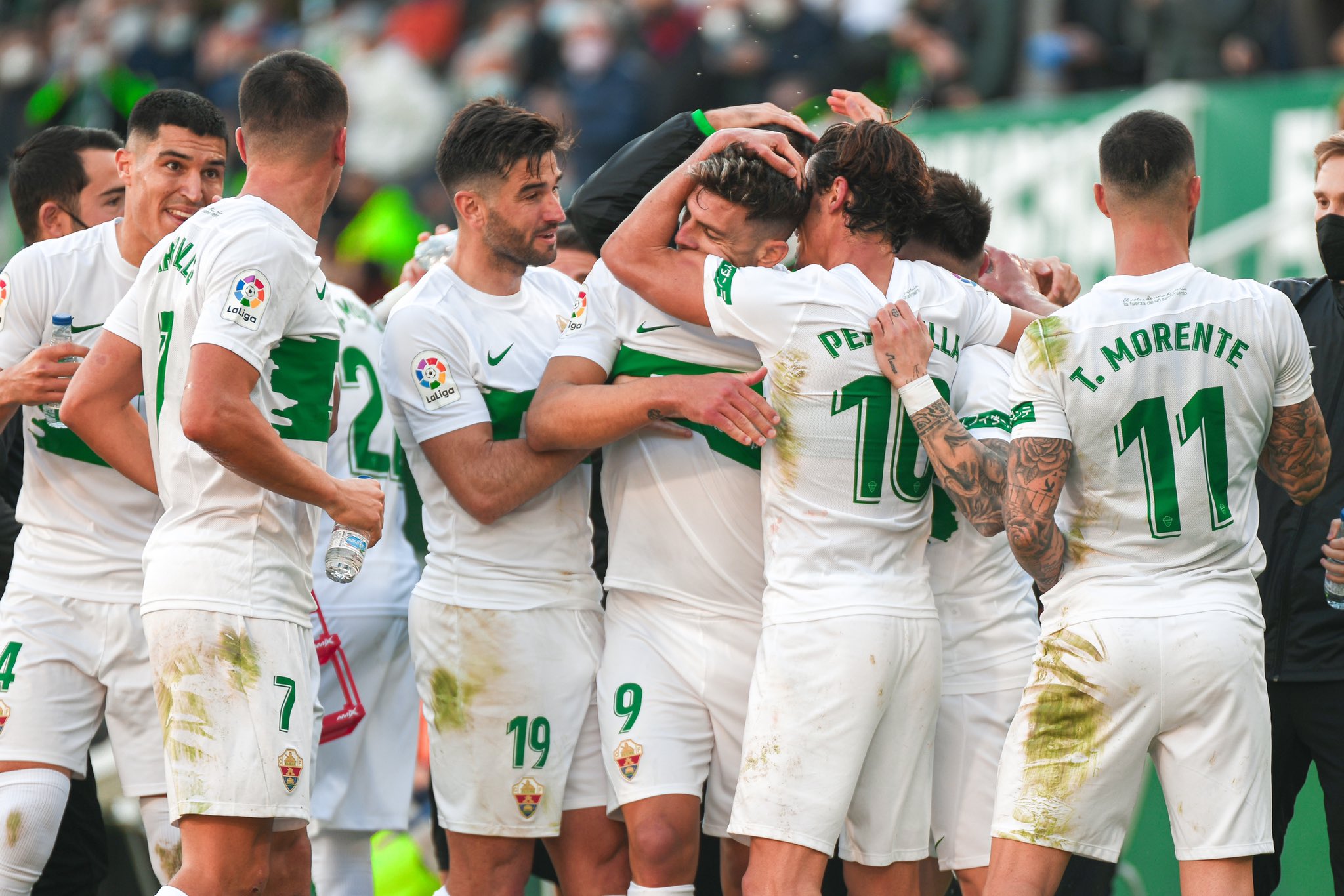 Para pemain Elche melakukan selebrasi usai mencetak gol ke gawang Villarreal di laga La Liga.