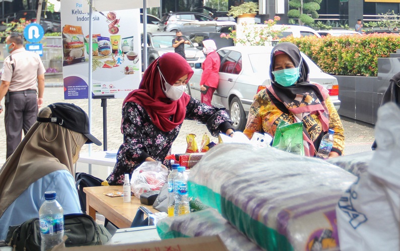 Stand Perum Bulog yang menjual sembako bagi peserta Asabri.