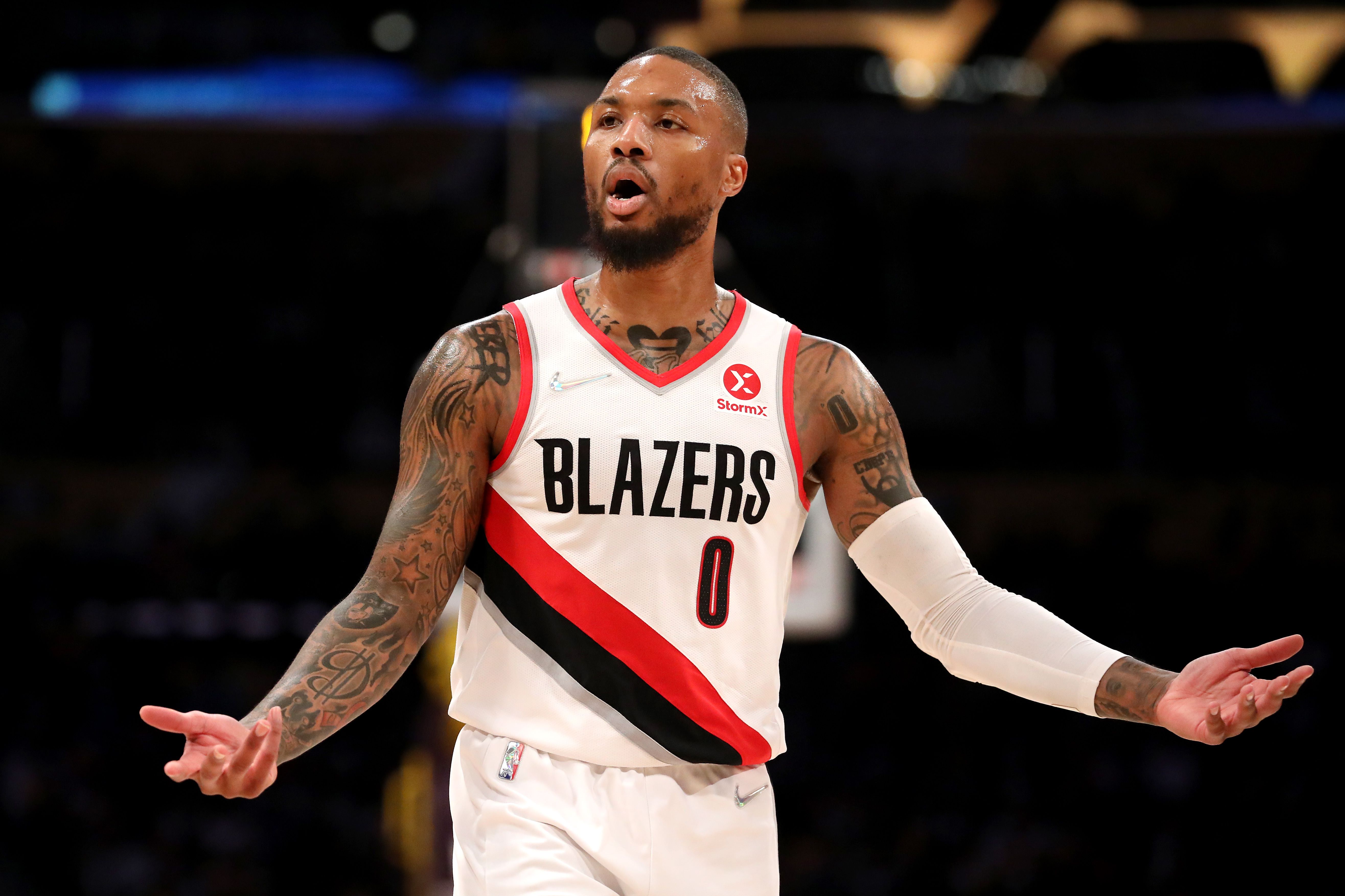 Pemain Portland Trail Blazers Damian Lillard bereaksi saat timnya bertemu Los Angeles Lakers pada 31 December2021 lalu.
