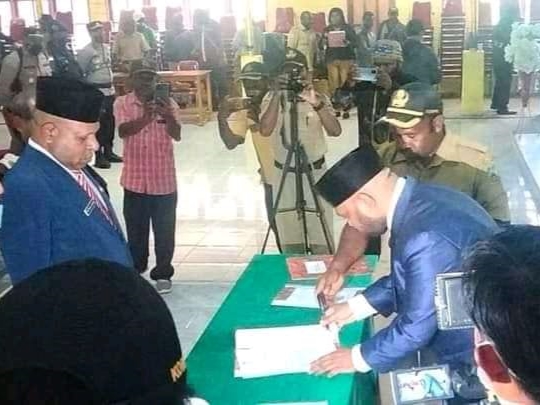 Bupati Dogiyai Yakobus Dumupa menandatangani berita acara pelantikan Petrus Agapa sebagai Sekretaris Daerah Dogiyai, Senin (24/1).