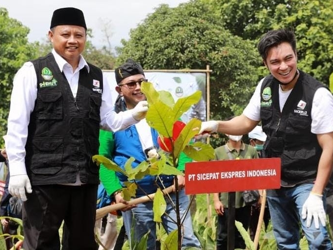 Perusahaan Logistik Bantu Program Penanaman 50 Juta Pohon Jabar