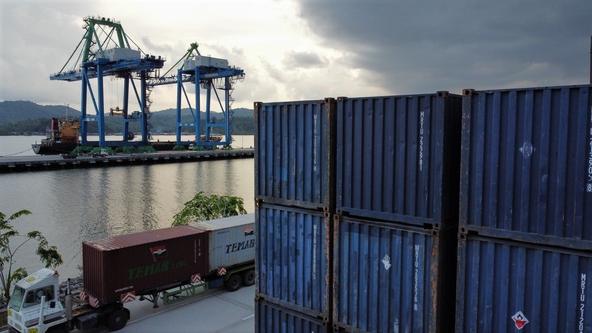 Aktivitas bongkar muat di dermaga bongkar muat peti kemas Pelabuhan Indonesia IV (Persero) Kendari, Sulawesi Tenggara