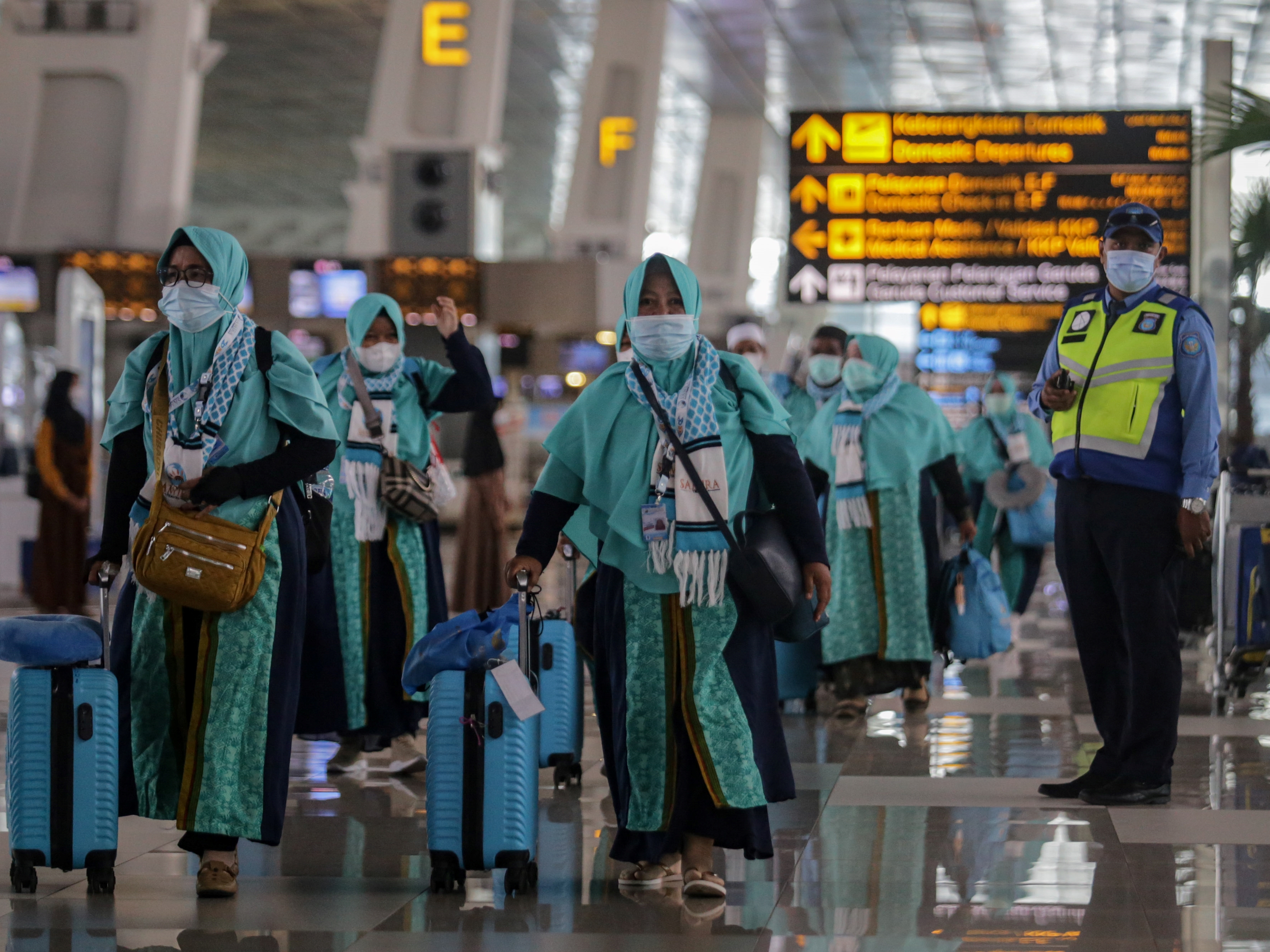 Sejumlah calon jamaah umrah berjalan di Terminal 3 Bandara Internasional Soekarno-Hatta, Tangerang, Banten, Sabtu (8/1/2022).