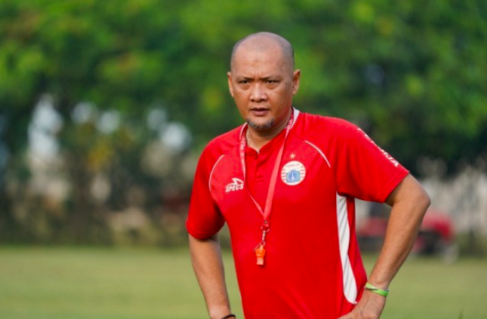 Pelatih Persija Sudirman harus meninggalkan Persija dalam kompetisi Liga 1 Indonesia karena regulasi. 