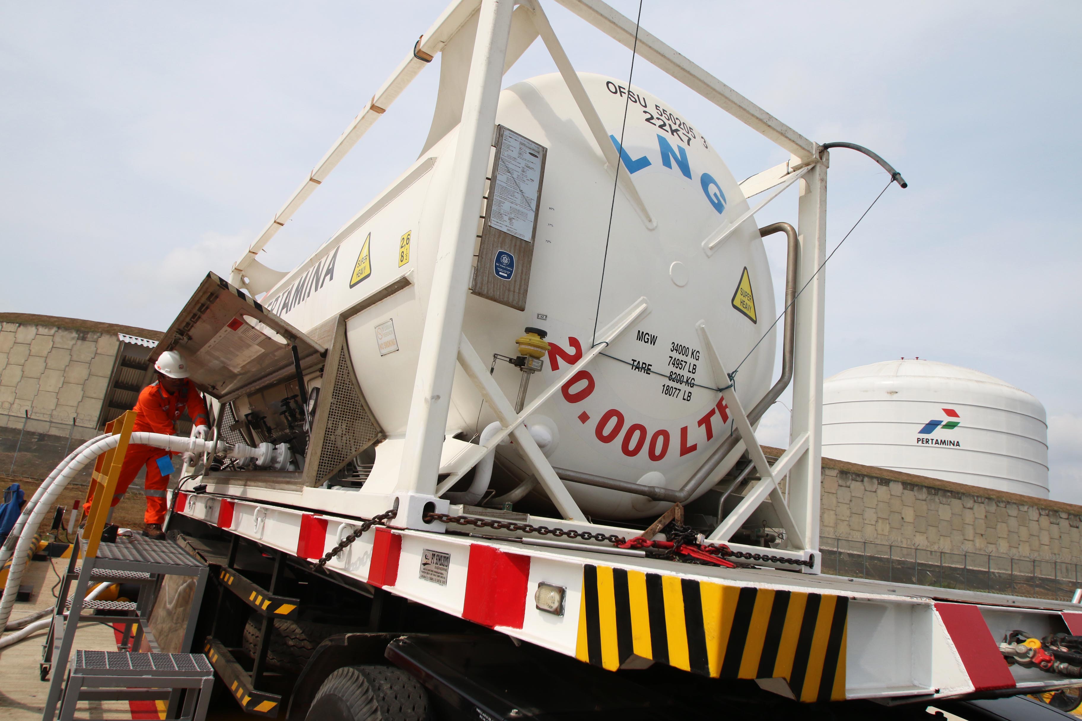 Petugas mengisis LNG ke truk di Kilang LNG Badak, Bontang, Kalimantan