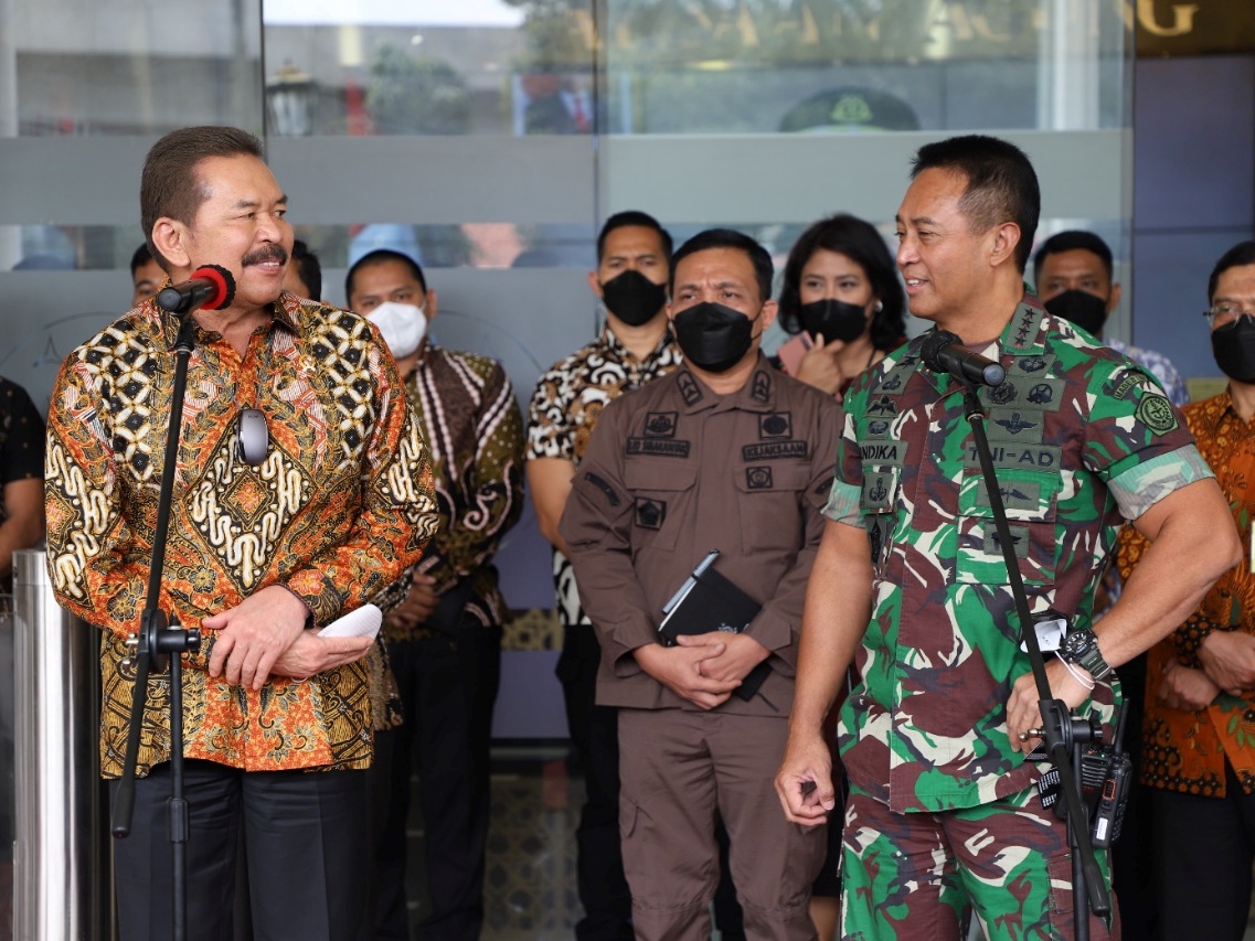 Panglima TNI Jenderal Andika Perkasa melakukan pertemuan dengan Jaksa Agung Sanitiar Burhanuddin di Gedung Kejaksaan pada Jumat (14/1) pagi.