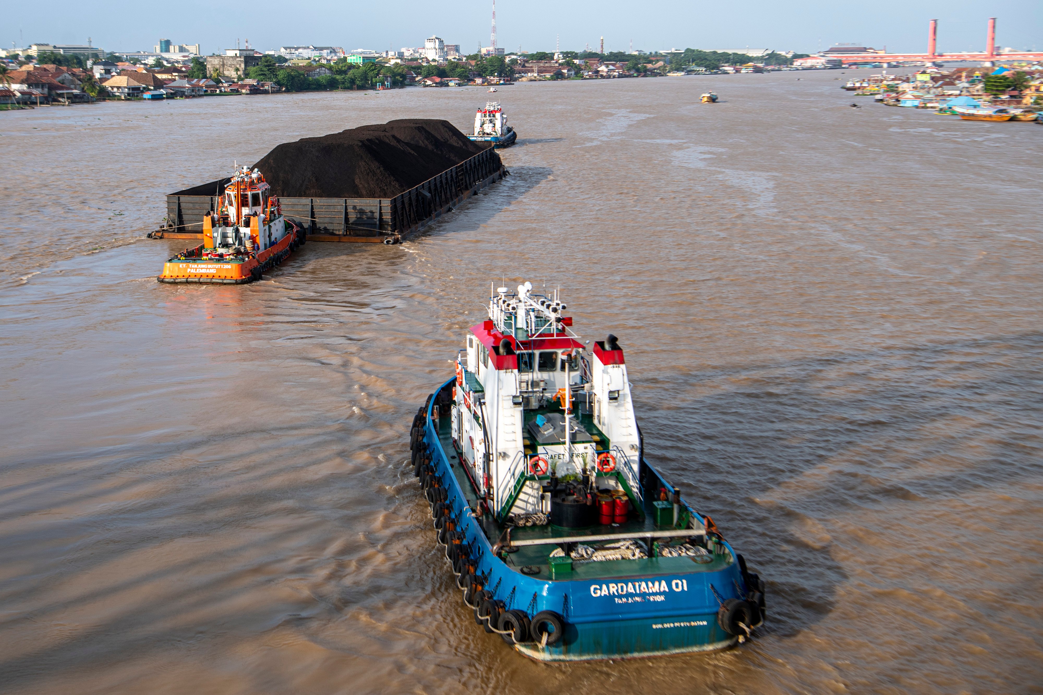 Ilustrasi kapal tongkang membawa muatan batu bara