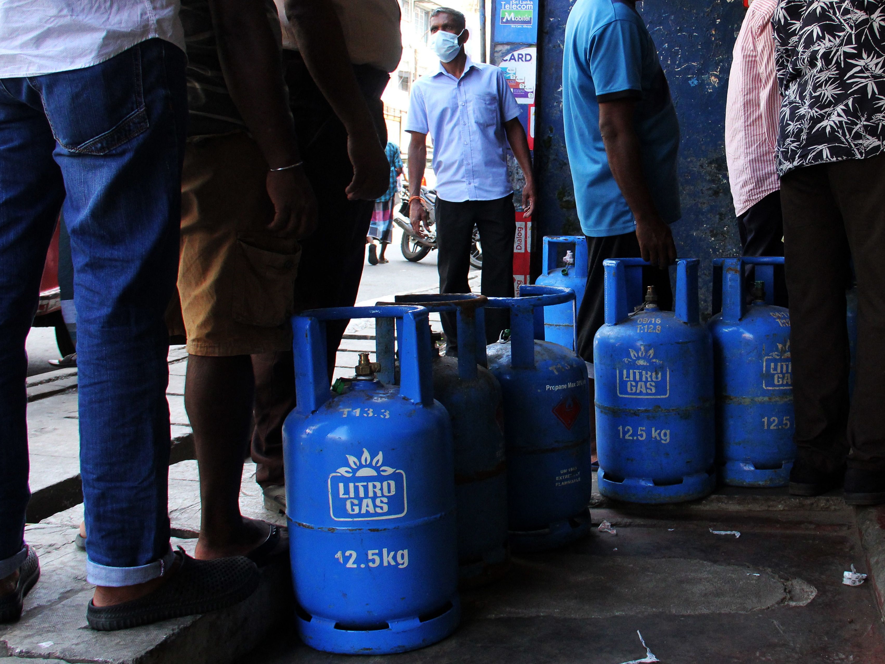 Orang-orang mengantre untuk membeli tabung liquefied petroleum gas (LPG) di Kolombo, ibu kota Sri Lanka, pada 19 Januari 2022.