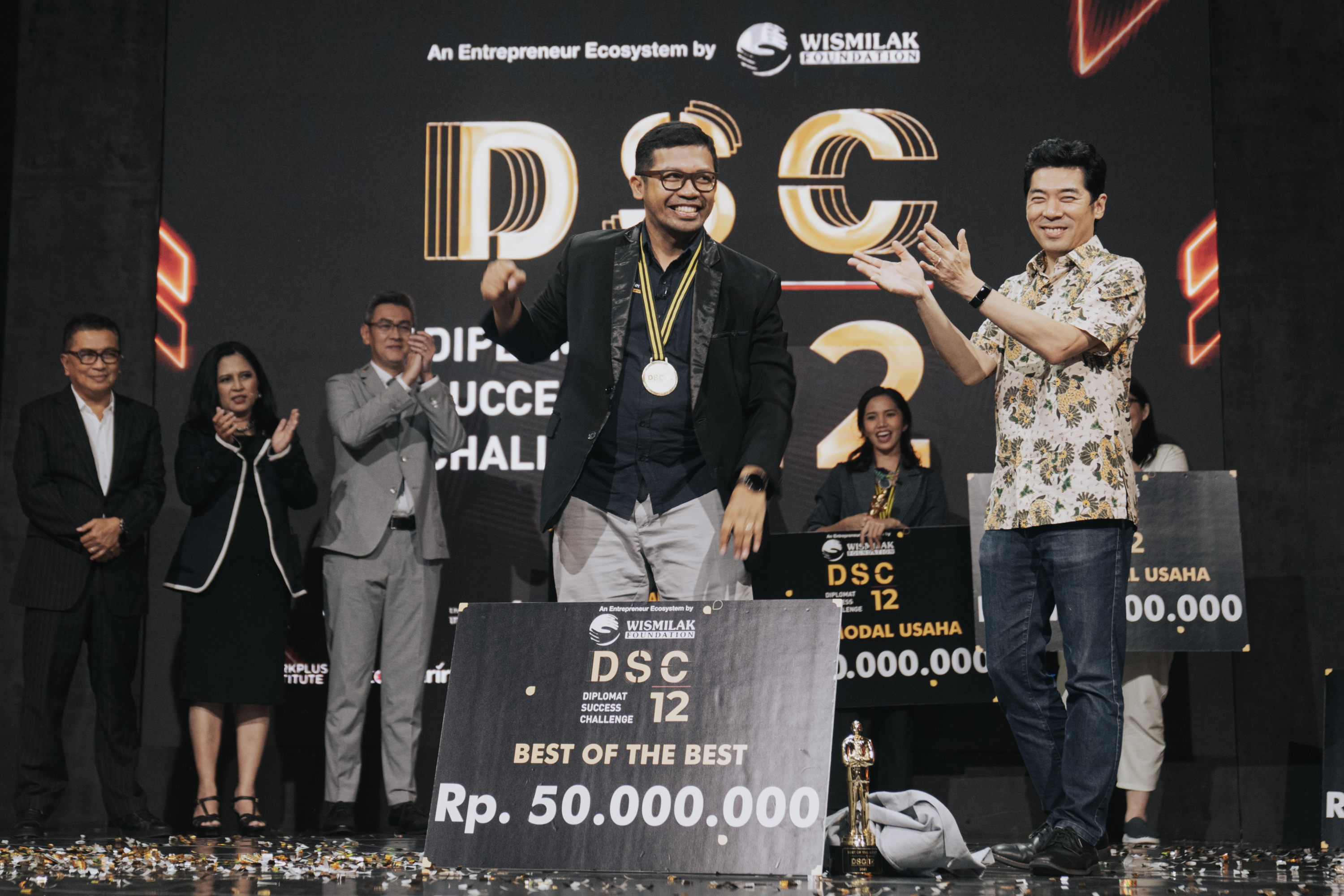 Pemberian penghargaan modal usaha kepada best of the best winner DSC12 Anak Agung Gde Rai Adi  lewat koding Academy