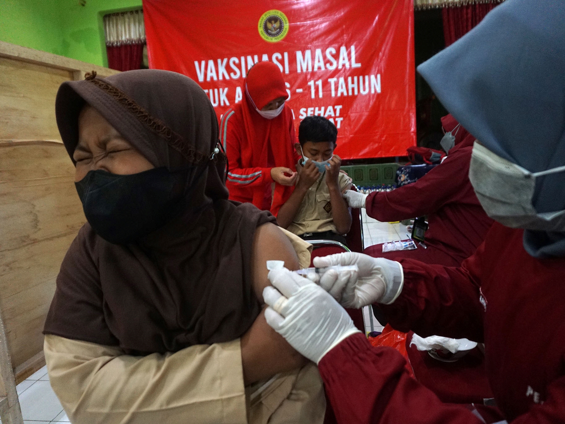 Sebanyak 1.538 siswa dari 13 SD dan MI di Kecamatan Jatilawang, Banyumas divaksin oleh Badan Intelijen Negara Daerah, Jateng, Sabtu (8/1).