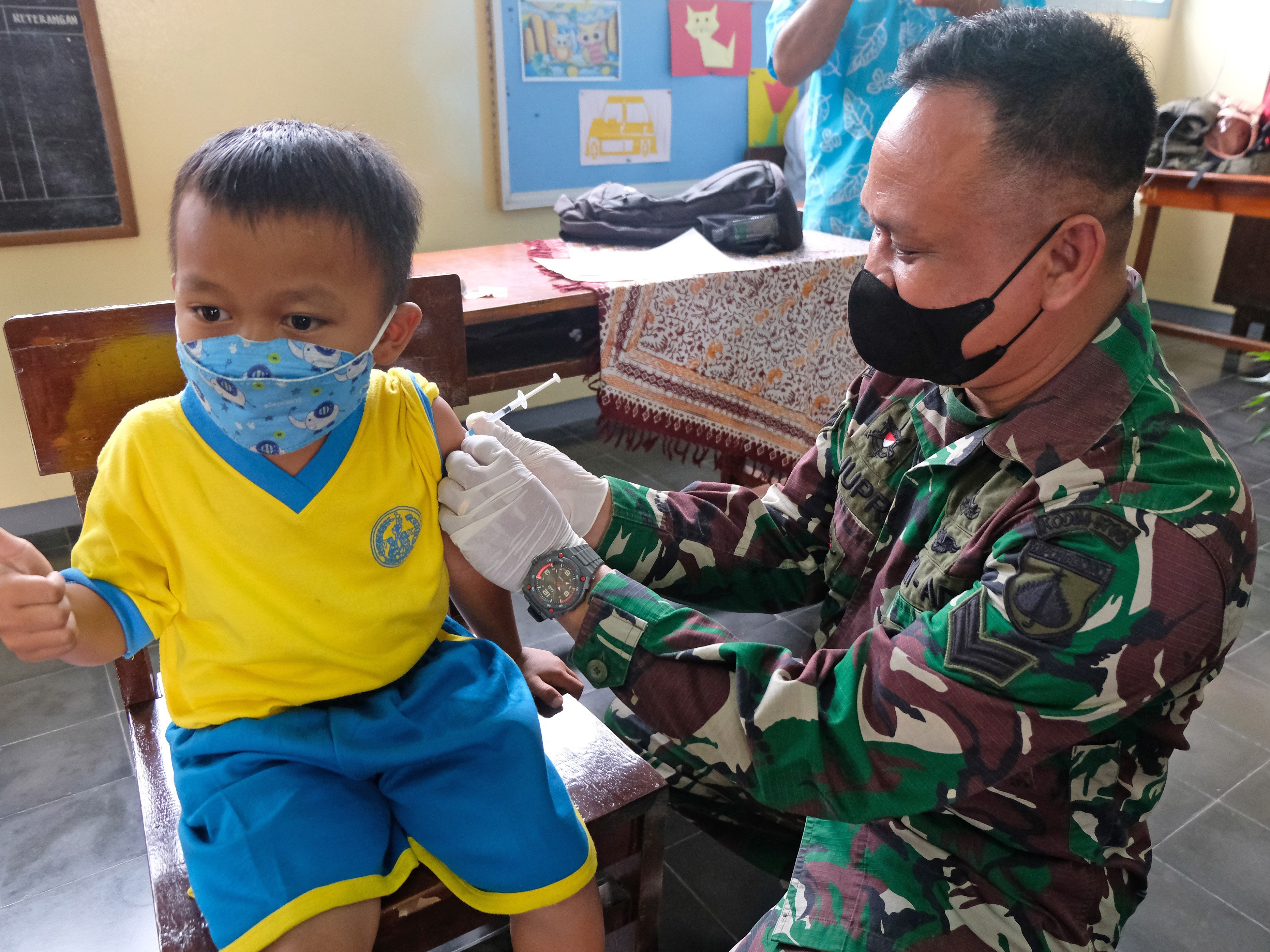 Petugas medis menyuntikkan vaksin covid-19 bagi siswa usia 6-11 tahun di SD Santa Maria Danupayan, Temanggung, Jateng, Kamis (6/1/2022).