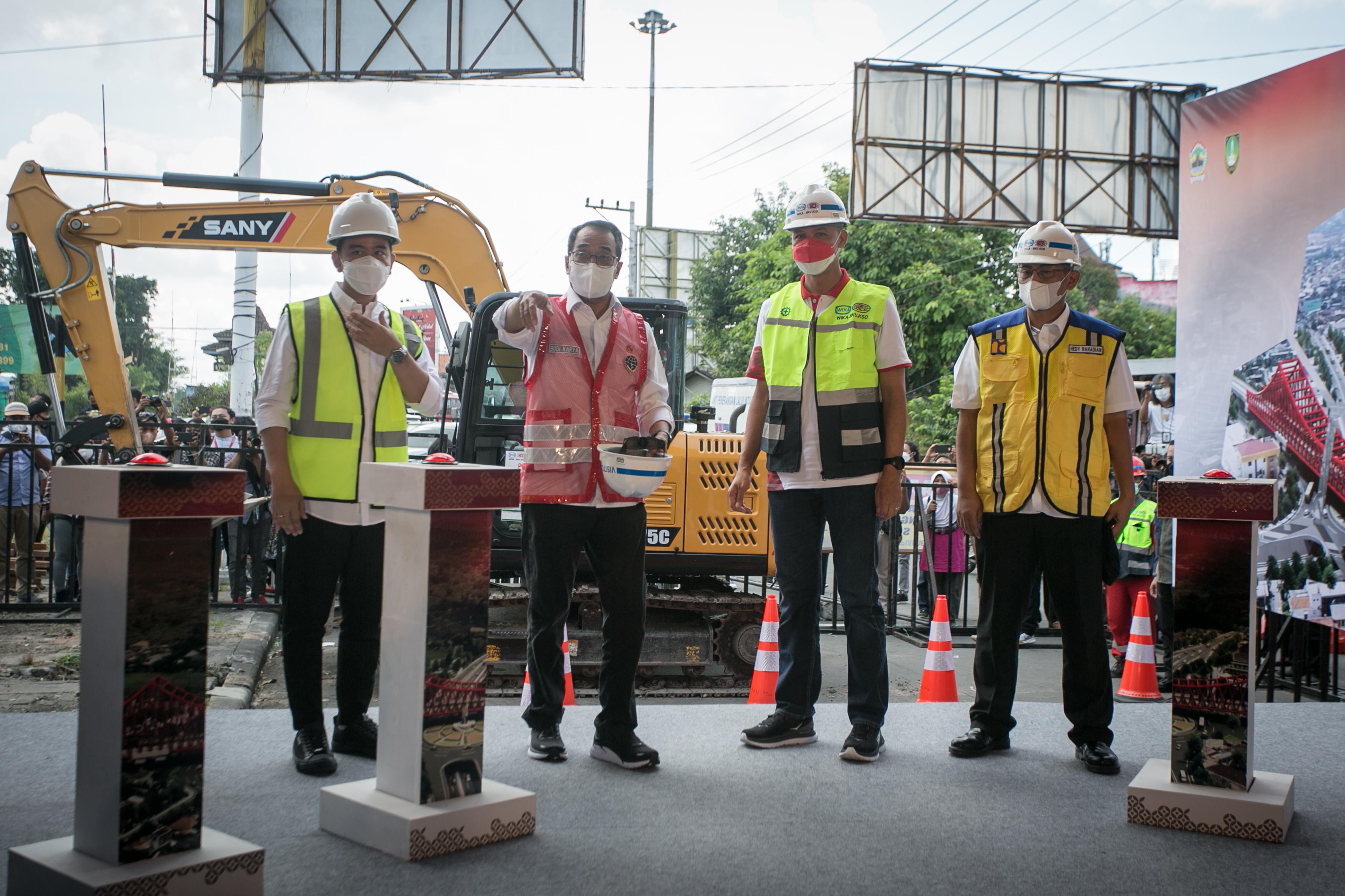 Menhub Budi Karya Sumadi (kedua dari kiri) meletakkan Batu Pertama Pembangunan Jalur Rel Ganda dan Rel Layang Simpang Joglo di Solo, Jateng