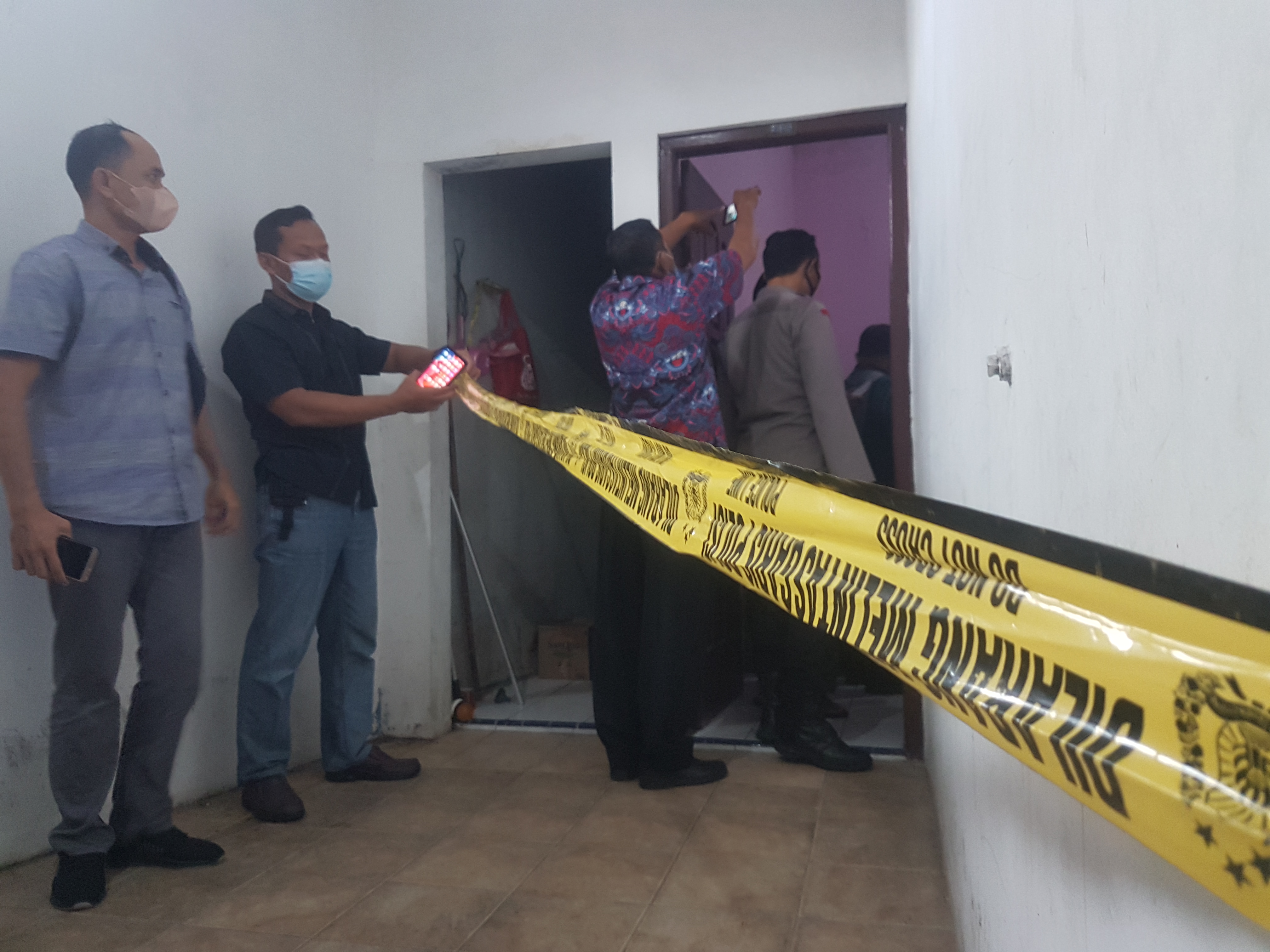 Petugas memeriksa jenazah pria tanpa busana didalam kamar hotel Mahkota, Desa Getas Pejaten, Kecamatan Jati, Kabupaten Kudus, Selasa (18/1)