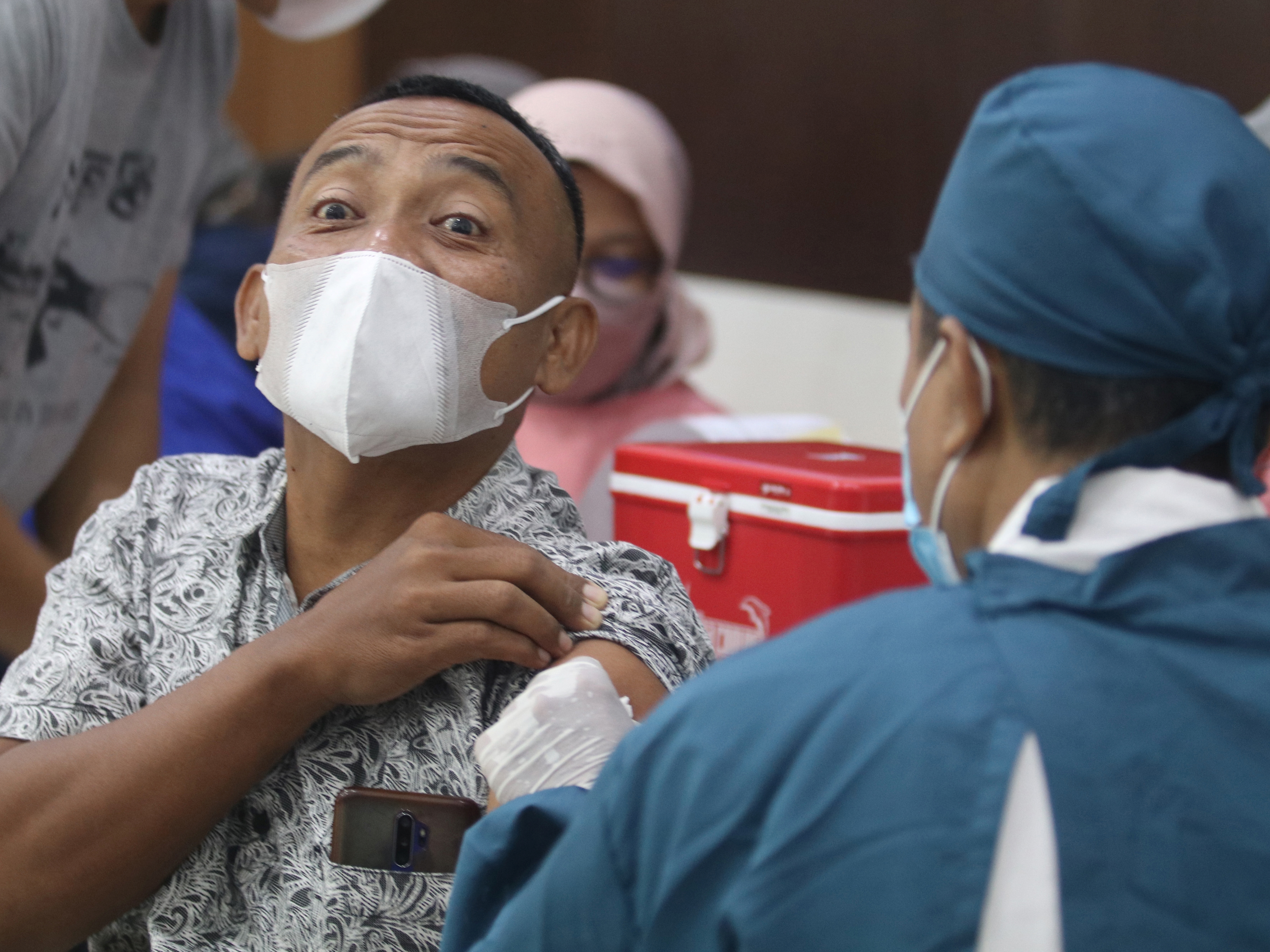 Petugas kesehatan menyuntikkan vaksin covid-19 dosis ketiga kepada anggota polisi di Polres Kediri Kota, Jatim, Sabtu (22/1).