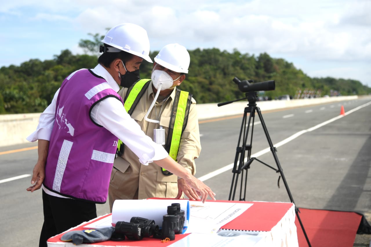 Presiden Joko Widodo meninjau langsung sodetan akses jalan menuju rencana ibu kota negara di Provinsi Kalimantan Timur, Selasa (24/8/2021).