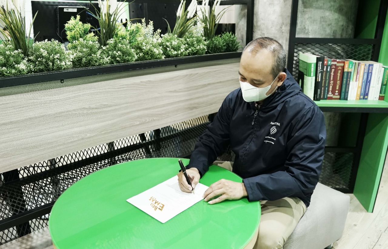 Pengesahan  re-branding AMITRA Gold menjadi Beli Emas oleh Presiden Direktur PT Sharia Multifinance Astra, Inung Widi Setiadji.