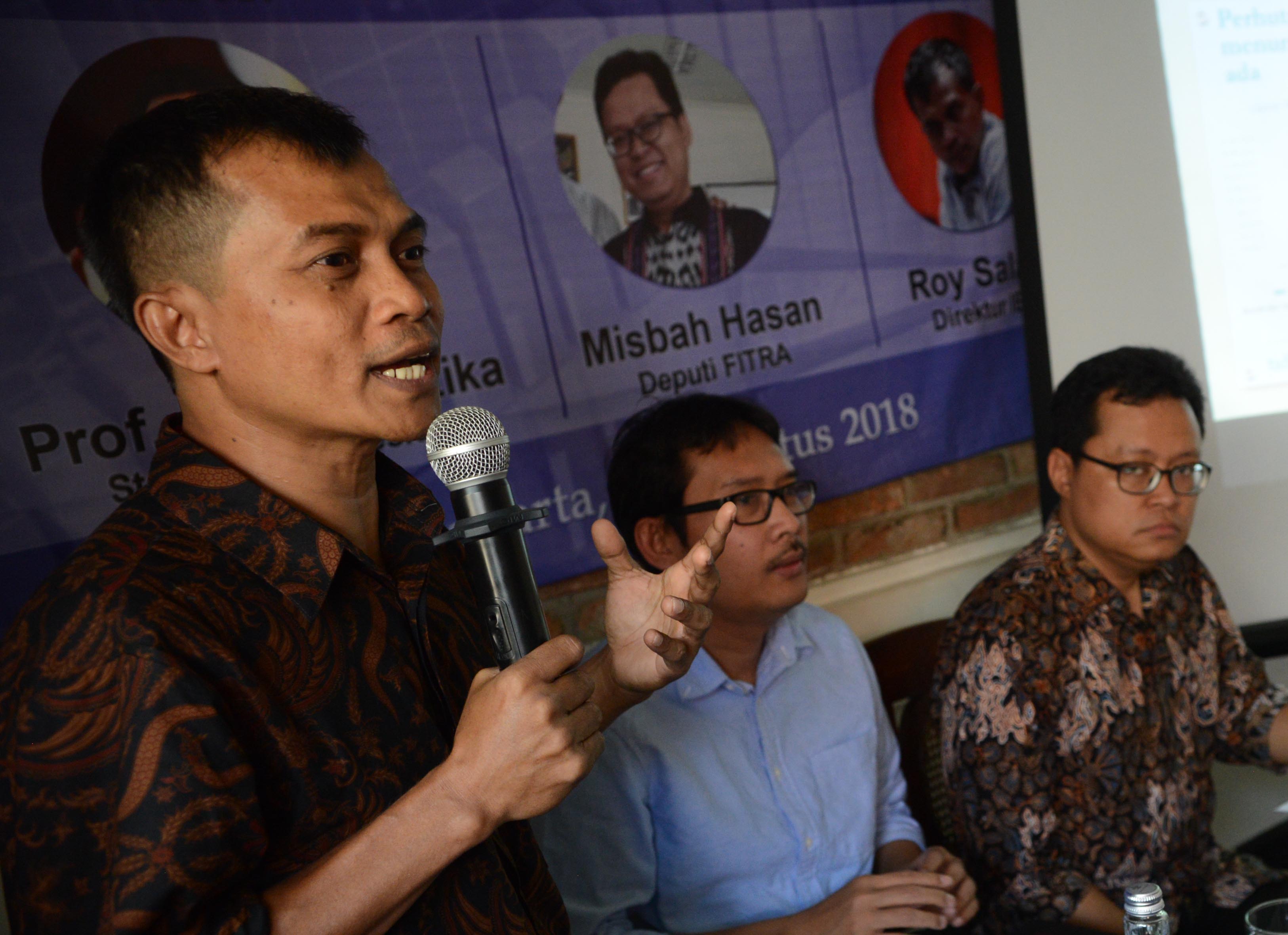 Direktur Indonesia Budget Center (IBC) Roy Salam (kiri).