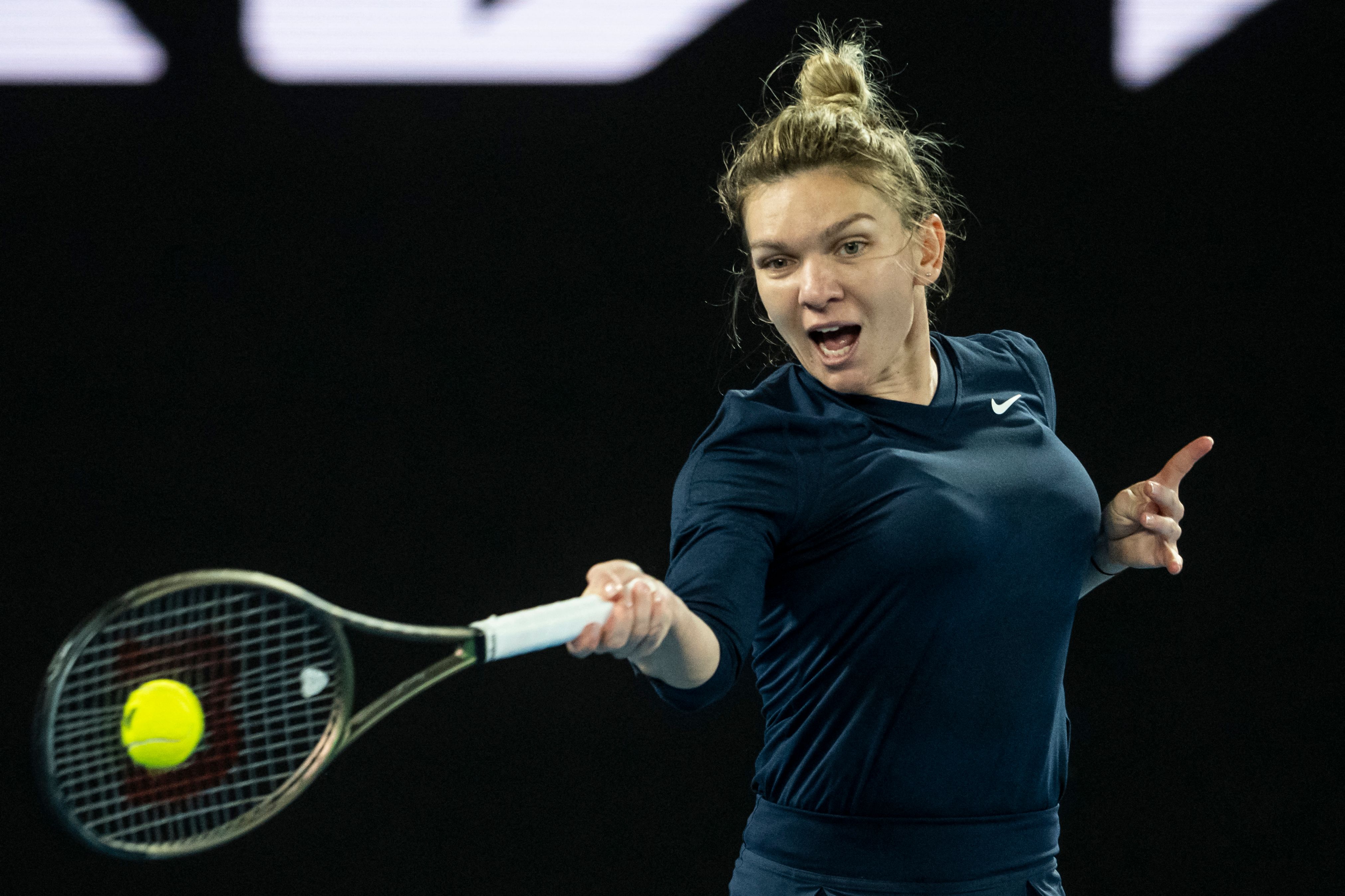 Petenis Rumania Simona Halep mengembalikan bola ke arah lawannya, Viktorija Golubic, dari Swiss di turnamen Melbourne Summer Set. 
