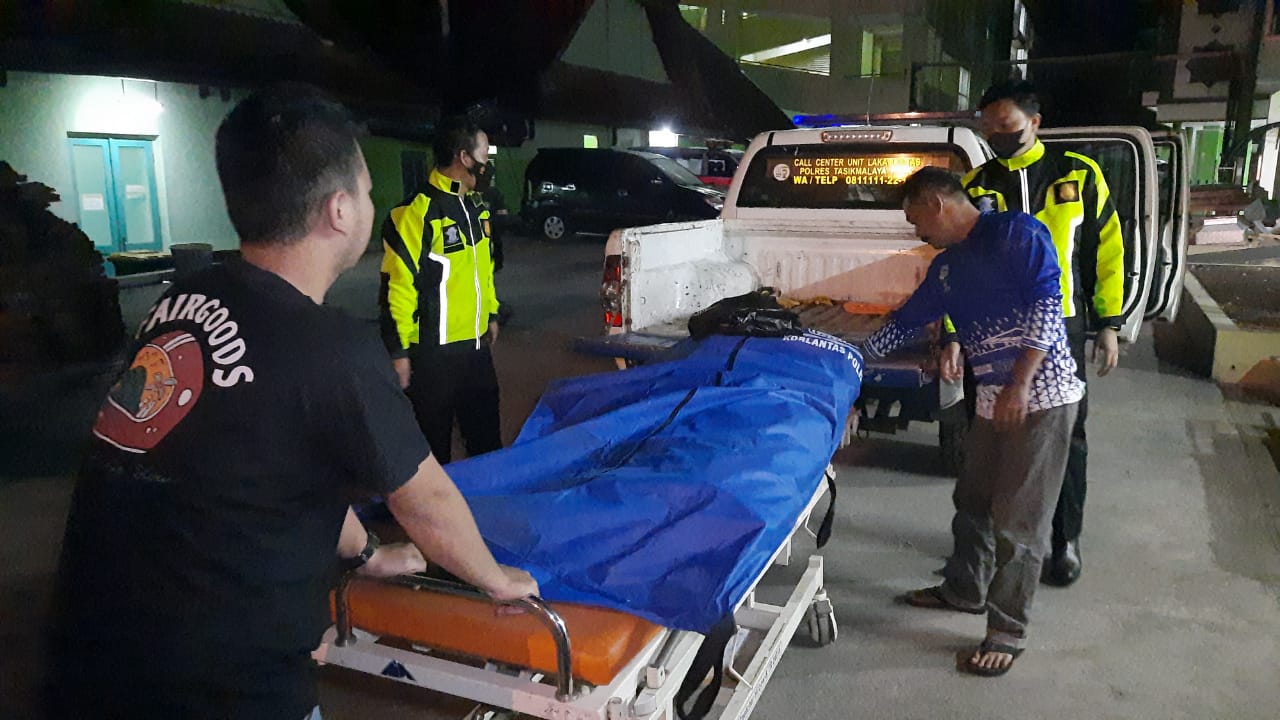 Petugas Kepolisian mengevakuasi pemuda yang tertidur di rel KA dan tewas tertabrak kereta api usai pesta miras bersama temannya, Minggu (2/1