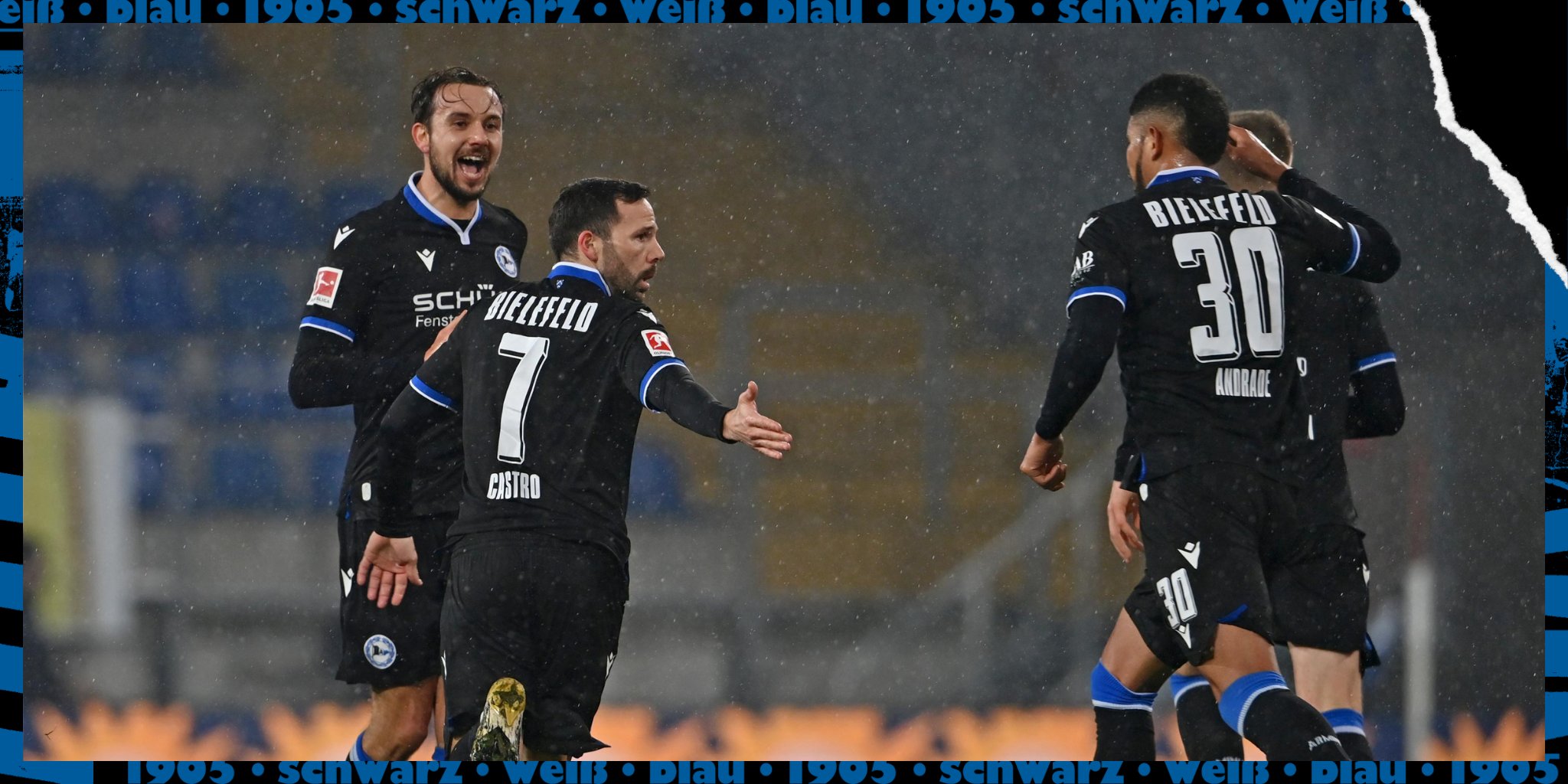 Pemain Arminia Bielefeld Gonzalo Castro (kedua dari kiri) melakukan selebrasi usai mencetak gol ke gawang Greuther Furth di laga Bundesliga.