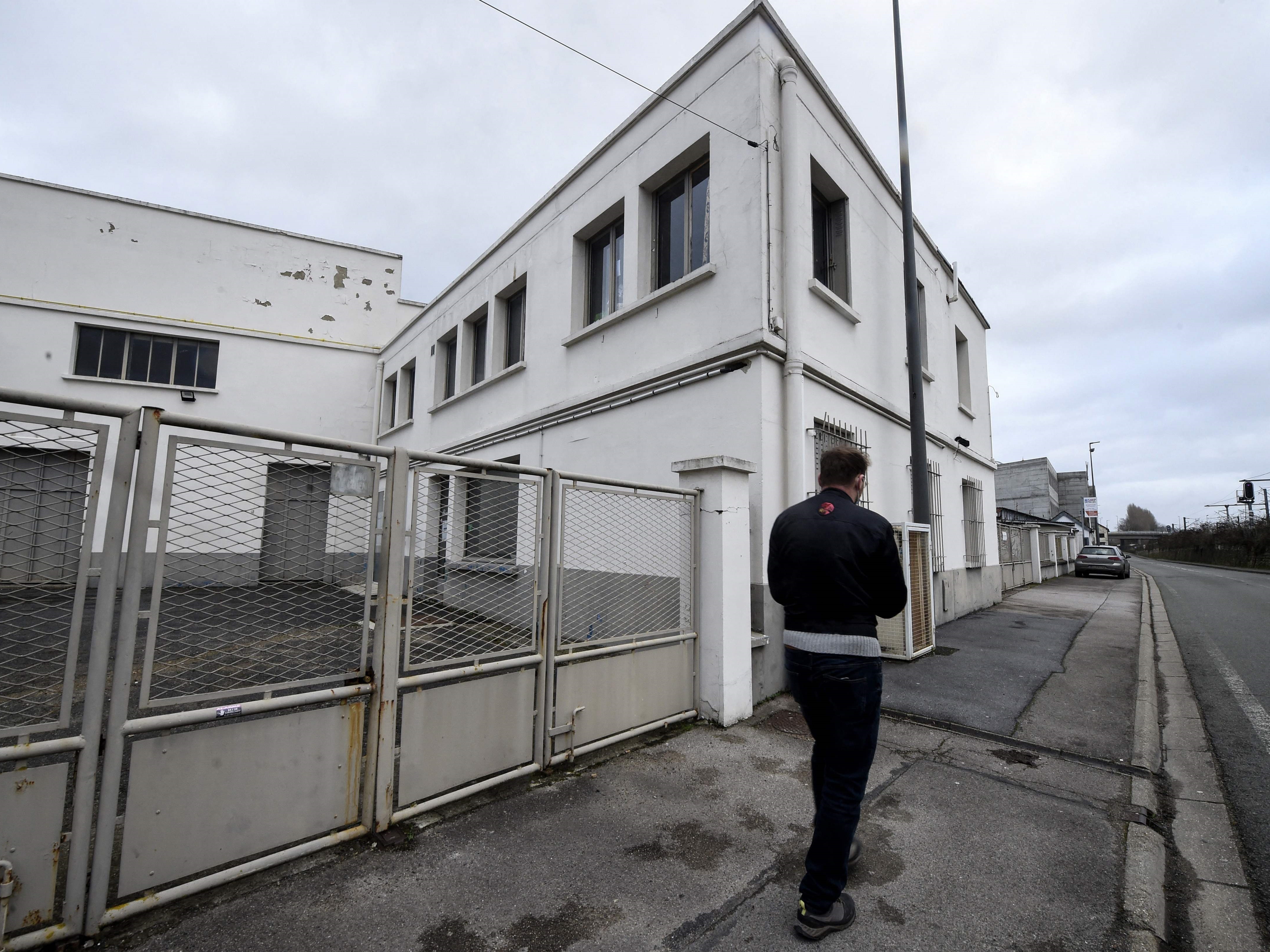 Seorang pejalan kaki lewat di depan masjid yang ditutup di Beauvais, Prancis utara, pada 28 Desember 2021.