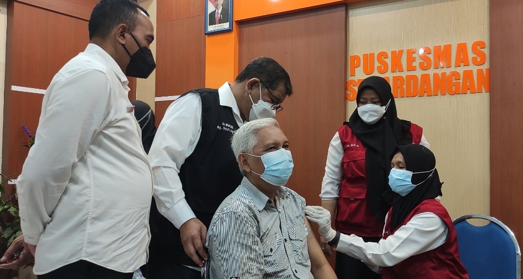Vaksinasi booster di Kabupaten Sidoarjo dilaksanakan di Puskesmas Sekardangan.